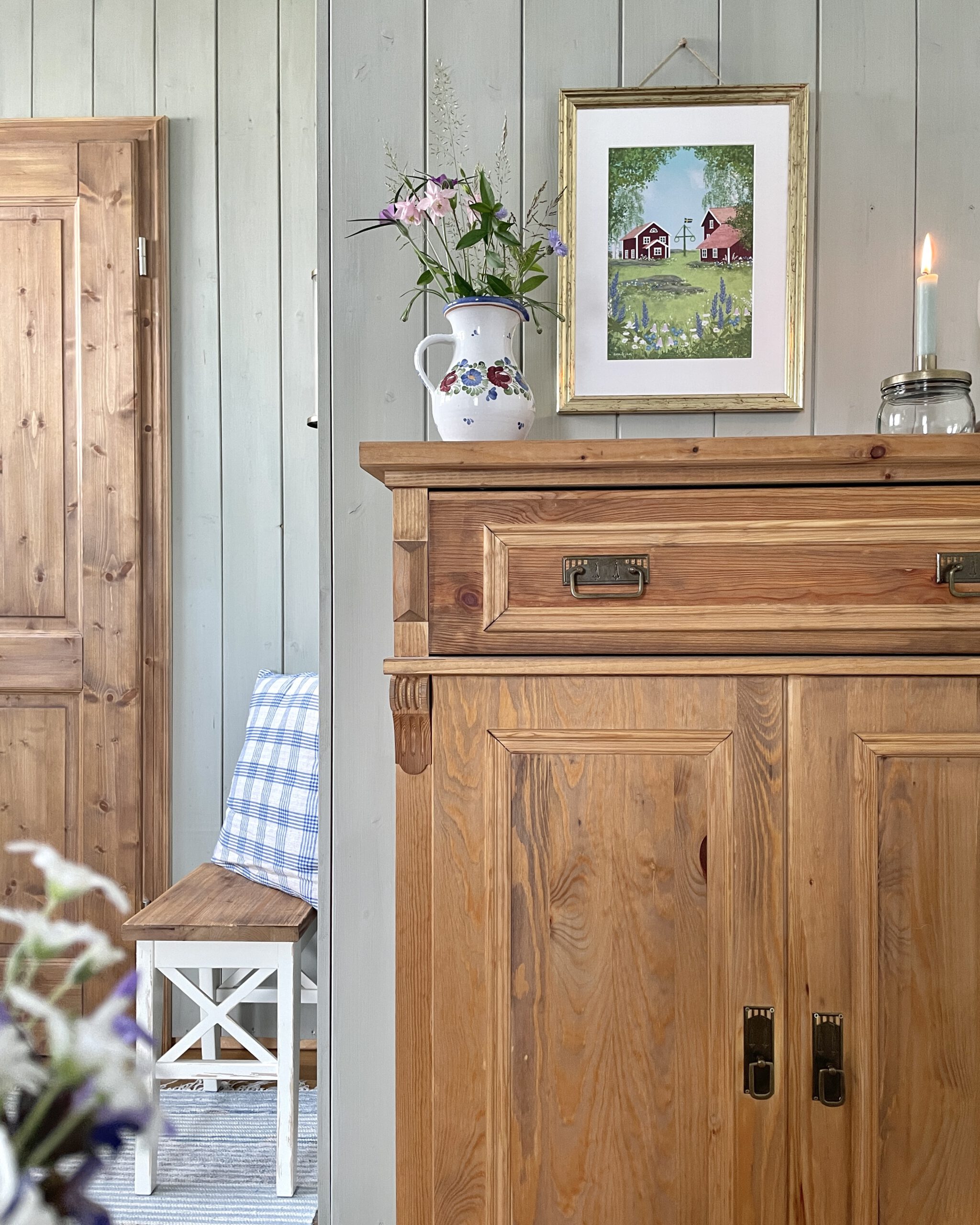 Handillustrierter Kunstdruck Mittsommer Schwedenhäuser Mitsommerstange Wildblumen Birken von Ann und Jan DIN A4 Dekorierte Ansicht