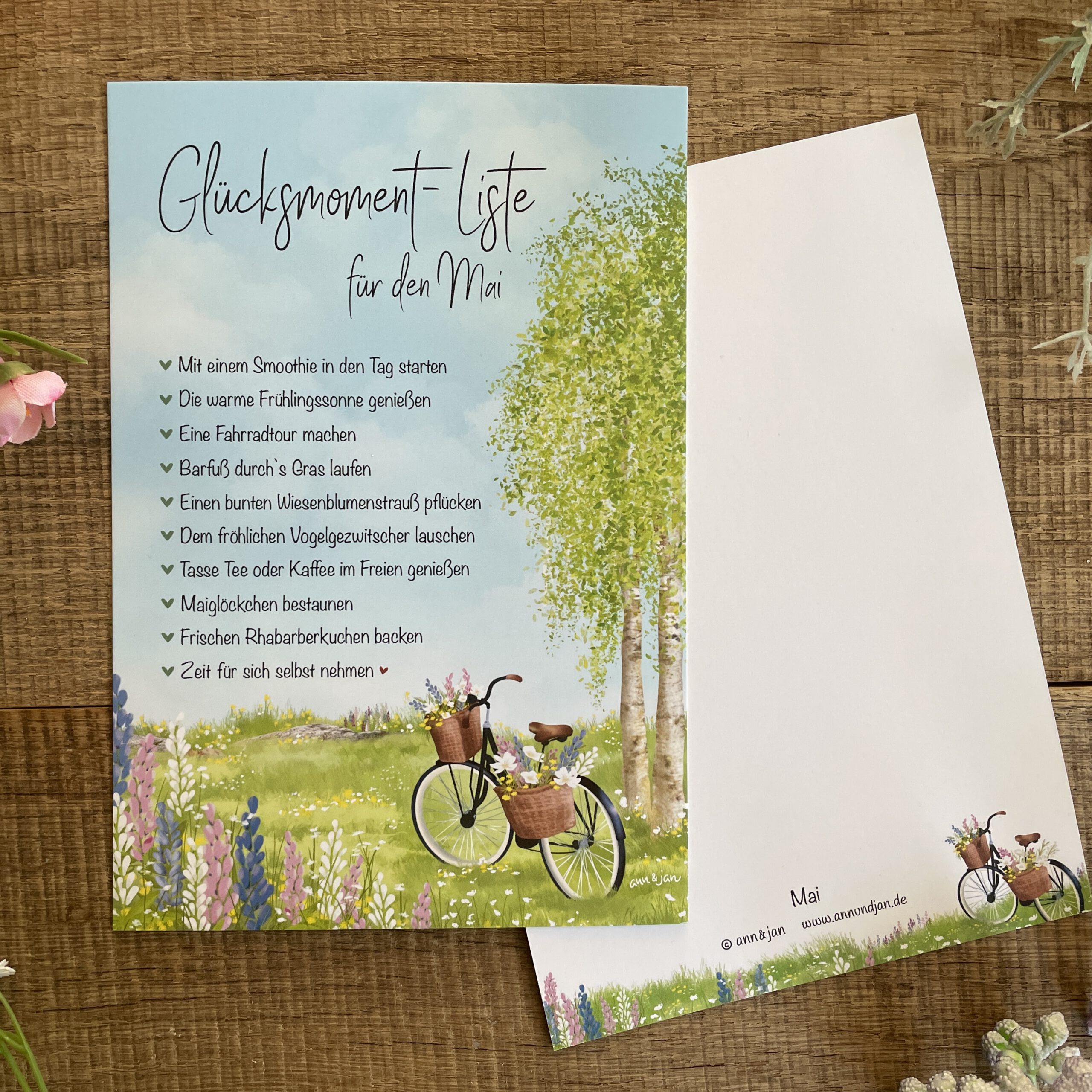 Handillustrierte große Postkarte Glücksmomente Mai Lupinen Birken Fahrrad Blumenkorb Frühlingswiese von Ann und Jan