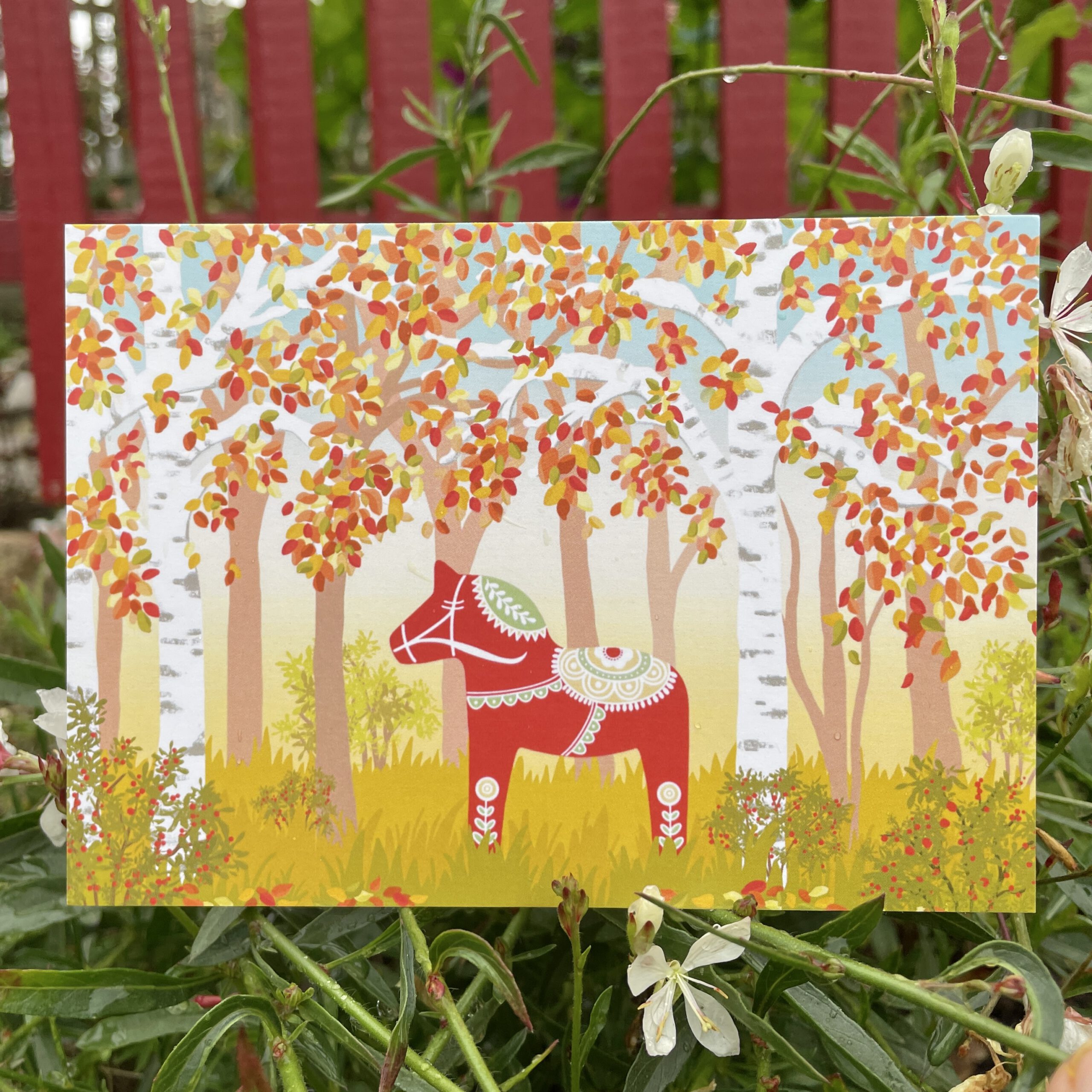 Handillustrierte Postkarte Höst rotes Dalapferd bunter Herbstwald skandinavisch von Ann und Jan