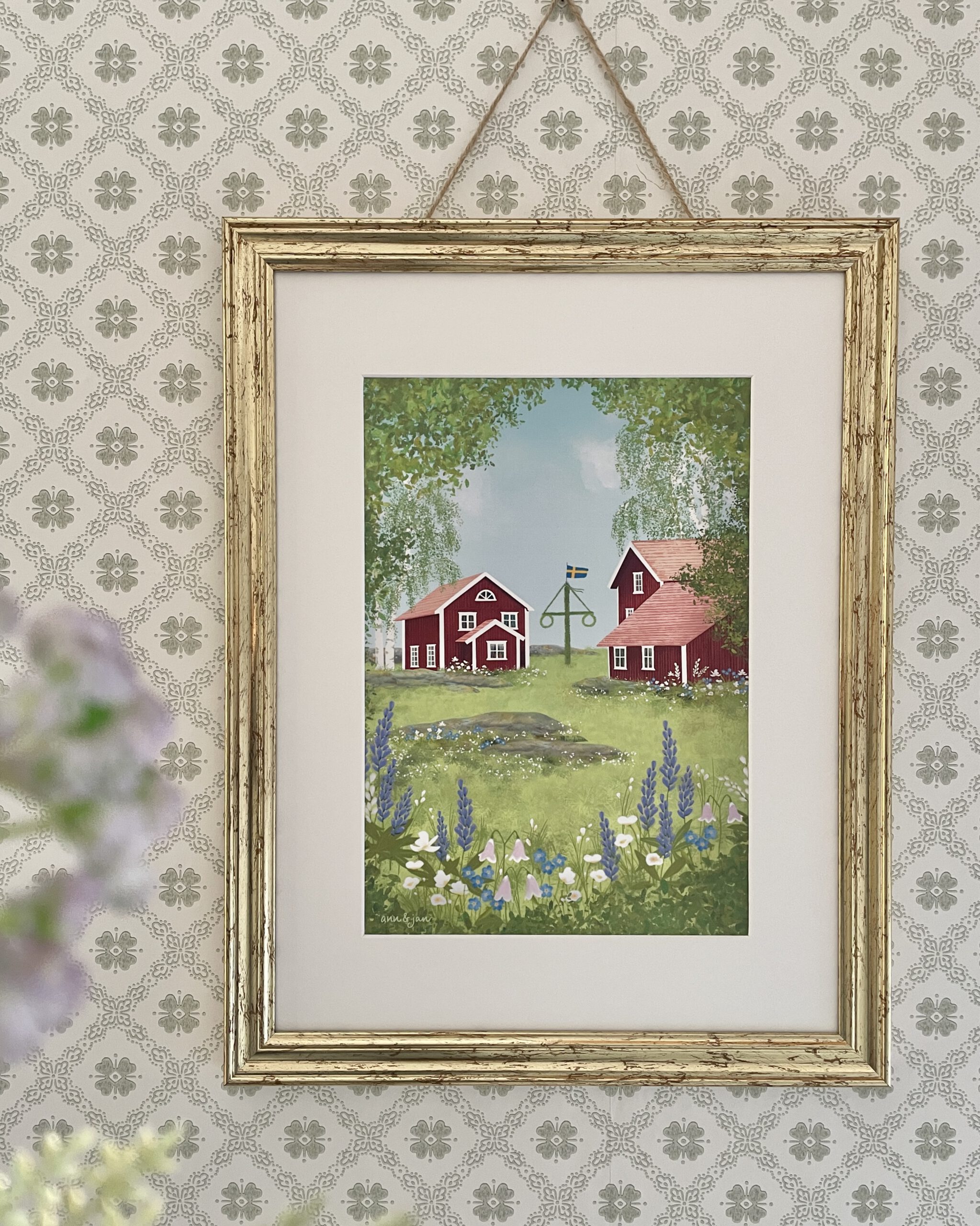 Handillustrierter Kunstdruck Mittsommer Schwedenhäuser Mitsommerstange Wildblumen Birken von Ann und Jan DIN A4 im Bilderrahmen aufgehängt