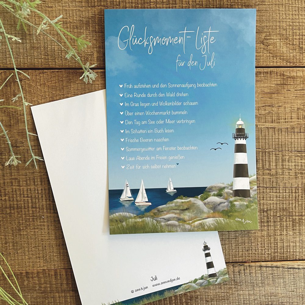 Handillustrierte große Postkarte Glücksmomente Juli Küste Leuchtturm Segelboote Meer von Ann und Jan