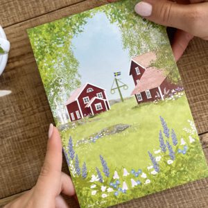 Handillustrierte große Postkarte Midsommar i Sverige Schwedenhäuser Mitsommerstange Lupinen von Ann und Jan