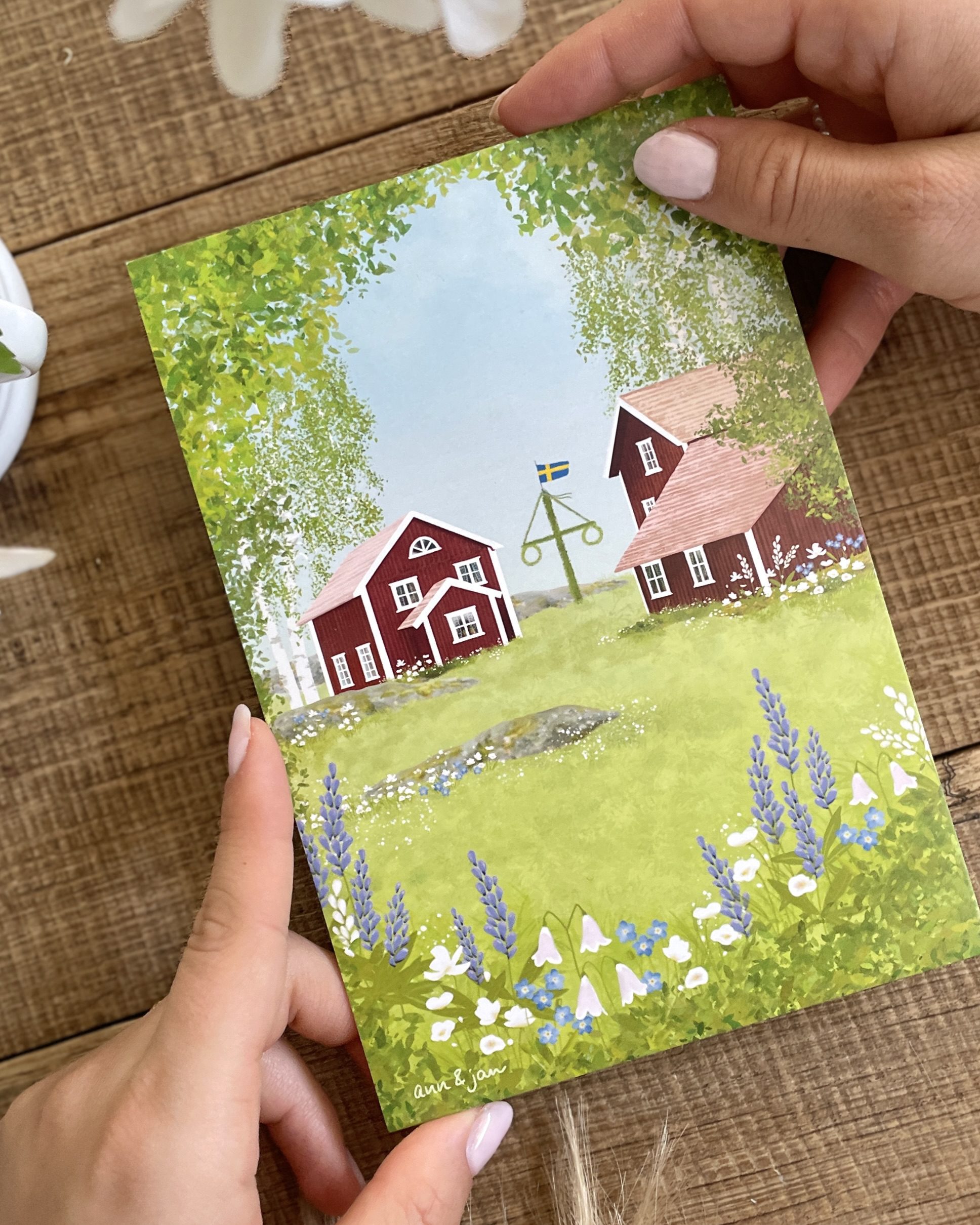 Handillustrierte große Postkarte Midsommar i Sverige Schwedenhäuser Mitsommerstange Lupinen von Ann und Jan