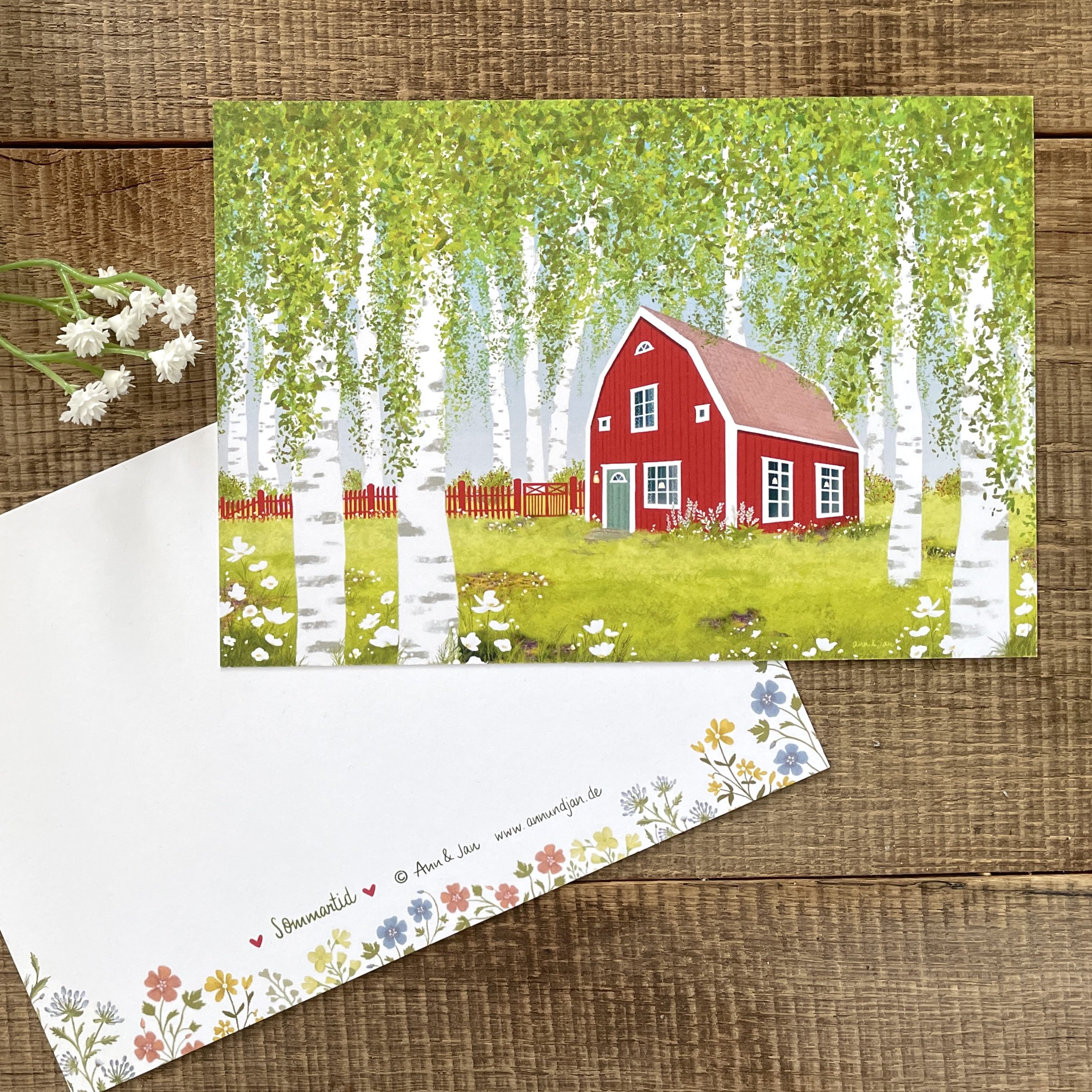 Handillustrierte große Postkarte Sommartid rotes Schwedenhaus Birkenwald Sommer von Ann und Jan