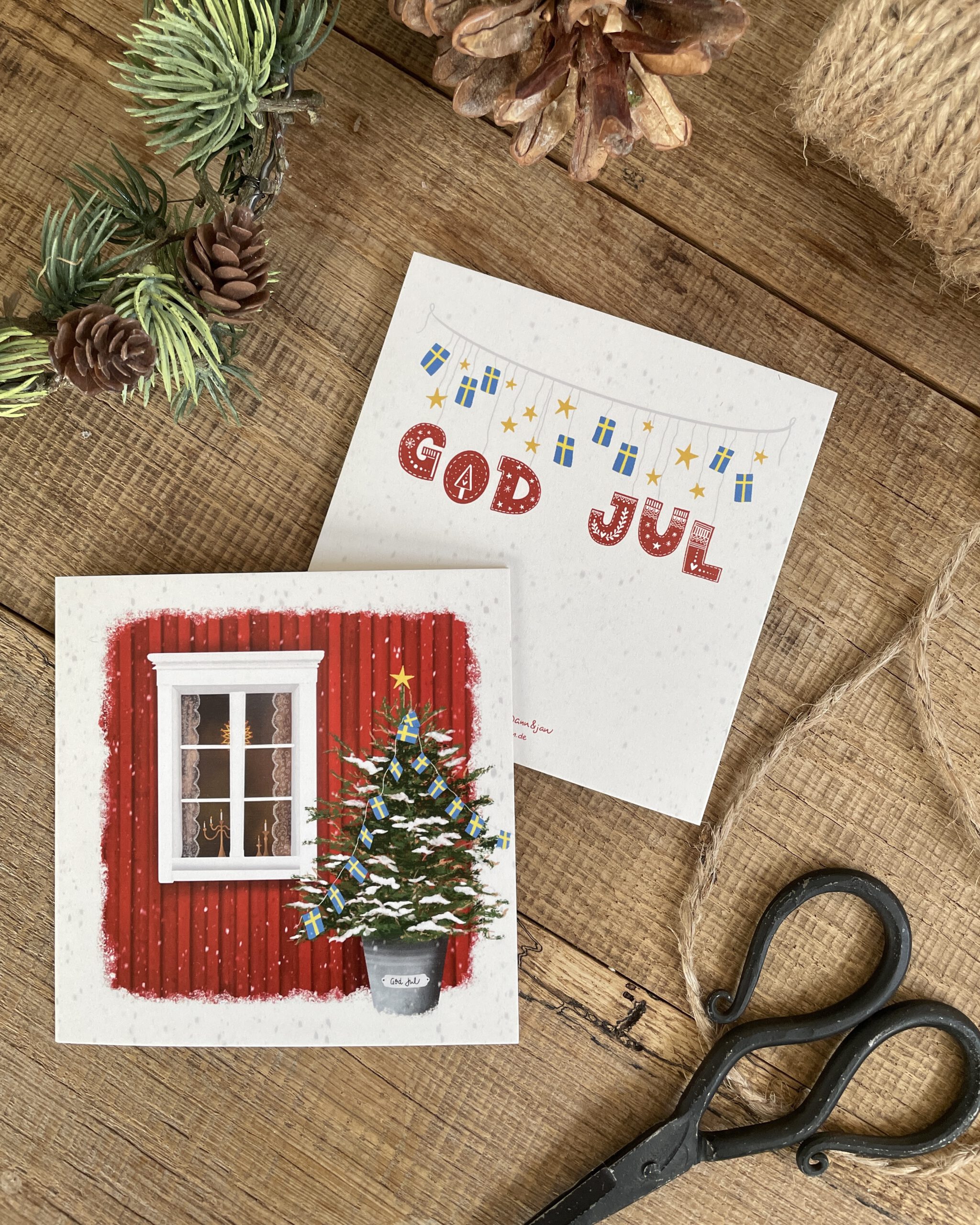 Handillustrierte quadratische Weihnachtsklappkarte Jultid Schwedenhaus Tannenbaum Zinktopf schwedische Wimpeln God Jul von Ann und Jan
