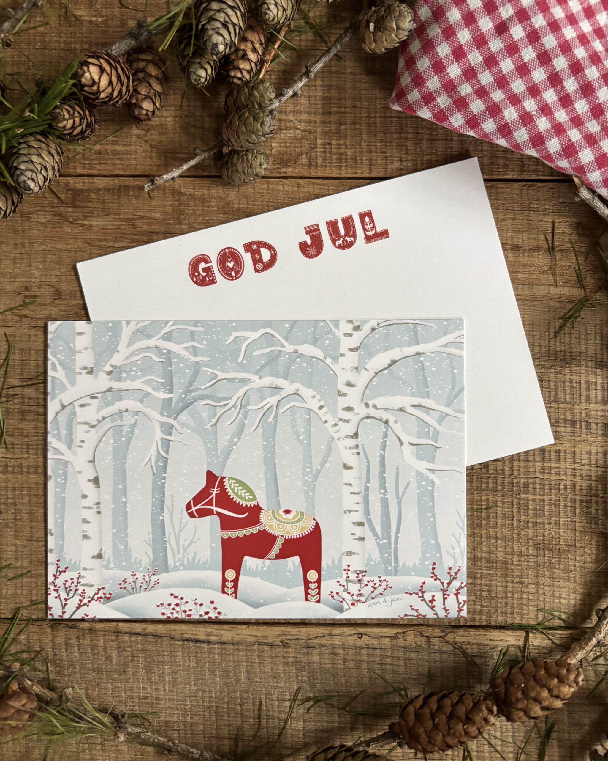 Postkarte God Jul Rückseite Schriftzug Frohe Weihnachten skandinavisch handillustriert Ann und Jan