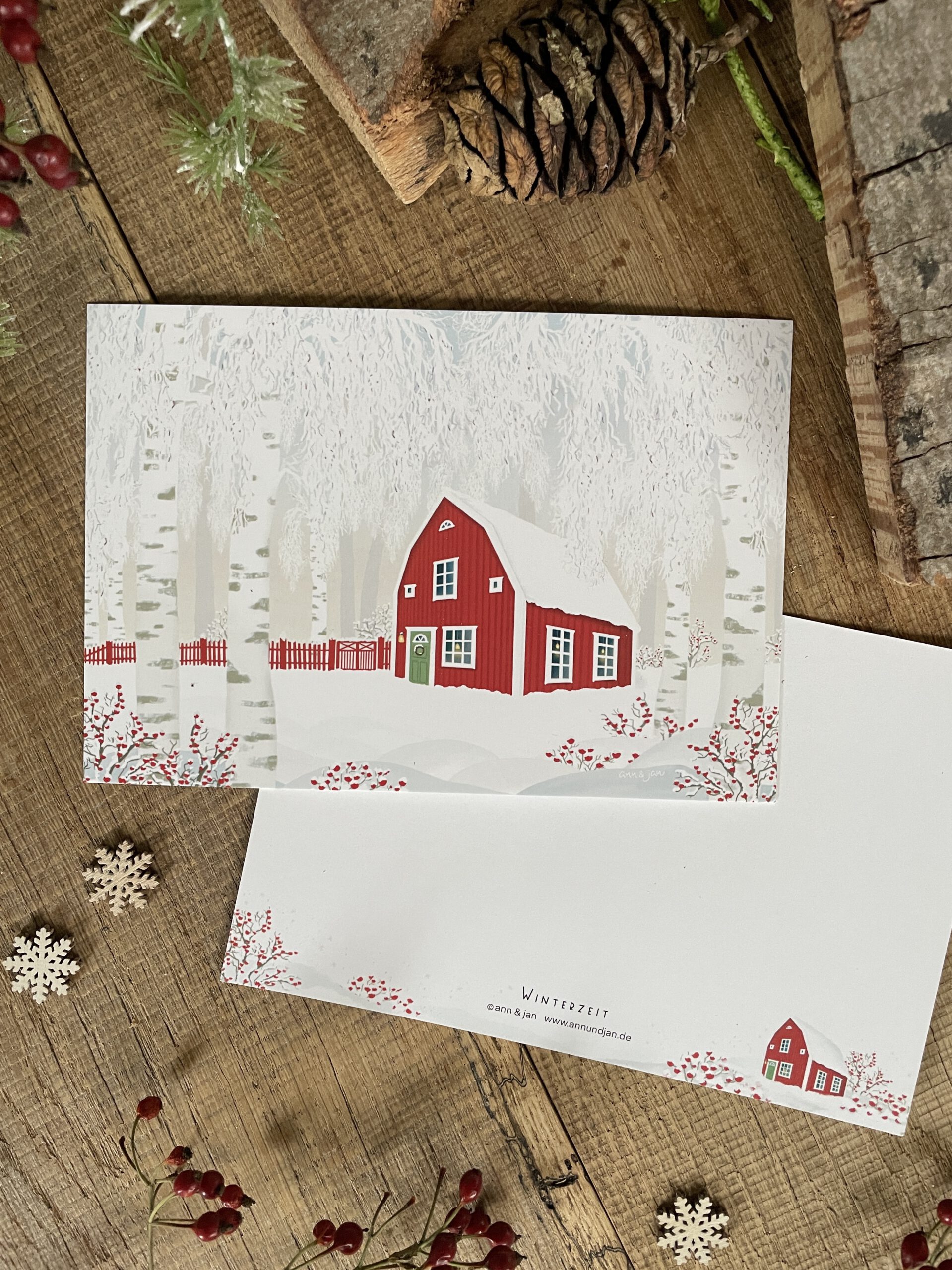 Handillustrierte große Postkarte Winterzeit rotes Schwedenhaus verschneite Winterlandschaft von Ann und Jan