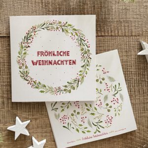 Handillustrierte quadratische Weihnachtsklappkarte Fröhliche Weihnachten Kranz grüne Blätter rote Beeren Vorderseite und Rückseite von Ann und Jan