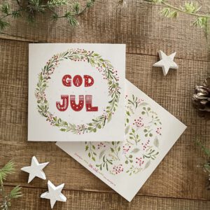 Handillustrierte quadratische Weihnachtsklappkarte God Jul Kranz grüne Blätter rote Beeren schwedisch von Ann und Jan