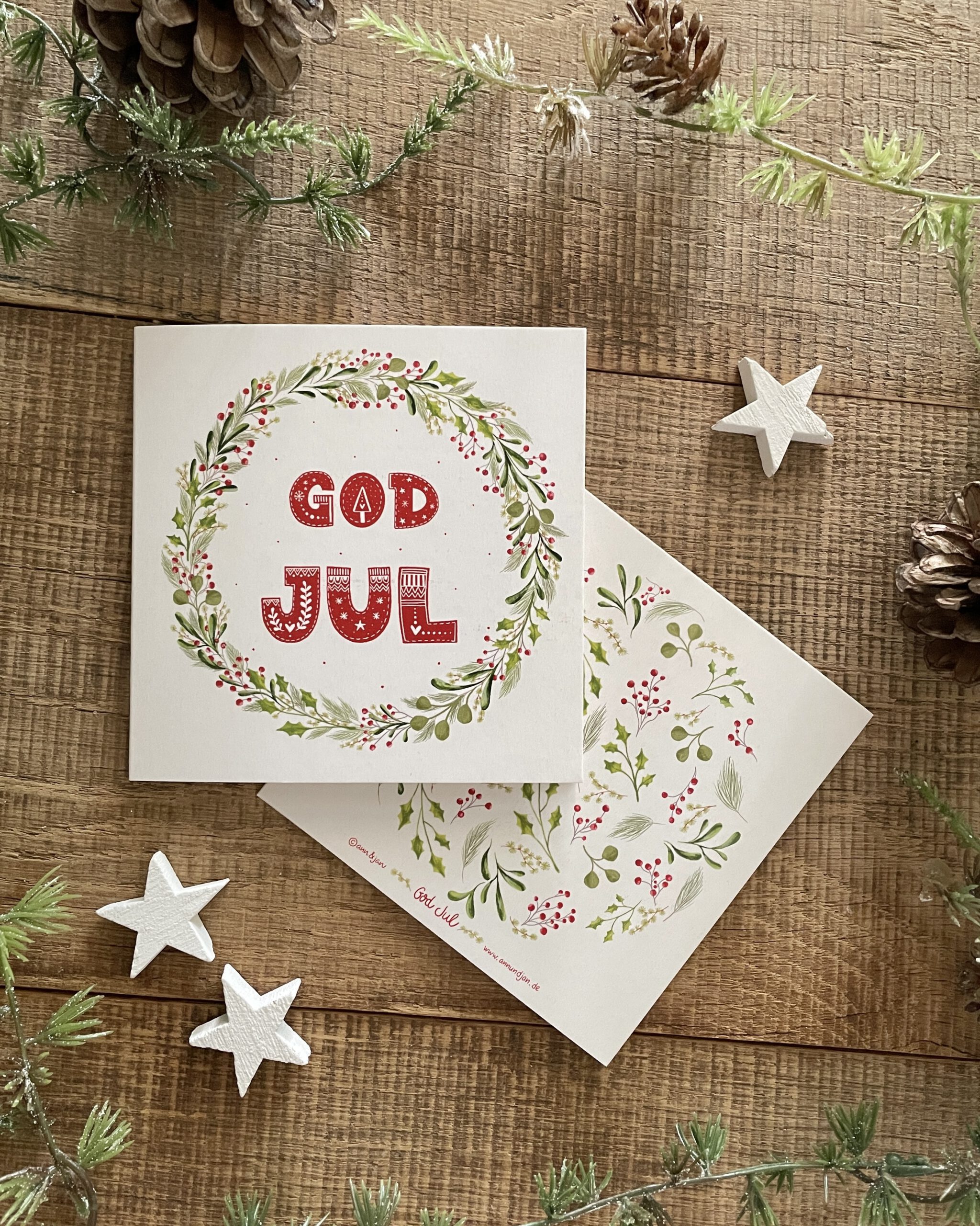 Handillustrierte quadratische Weihnachtsklappkarte God Jul Kranz grüne Blätter rote Beeren schwedisch von Ann und Jan
