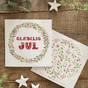 Handillustrierte quadratische Weihnachtsklappkarte Glædelig Jul Kranz grüne Blätter rote Beeren dänisch von Ann und Jan