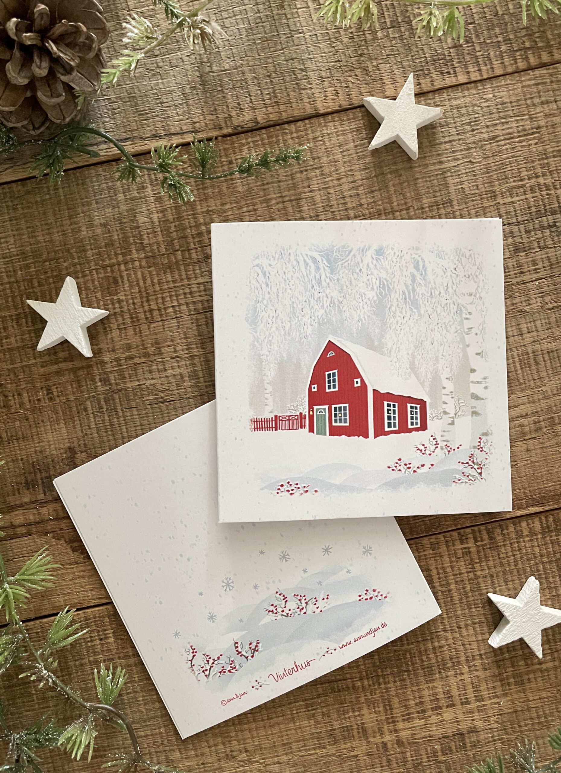 Handillustrierte quadratische Klappkarte Vinterhus rotes Schwedenhaus verschneite Winterlandschaft von Ann und Jan