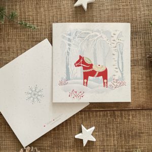 Handillustrierte quadratische Klappkarte Vinter rotes Dalapferd Schnee Winter von Ann und Jan