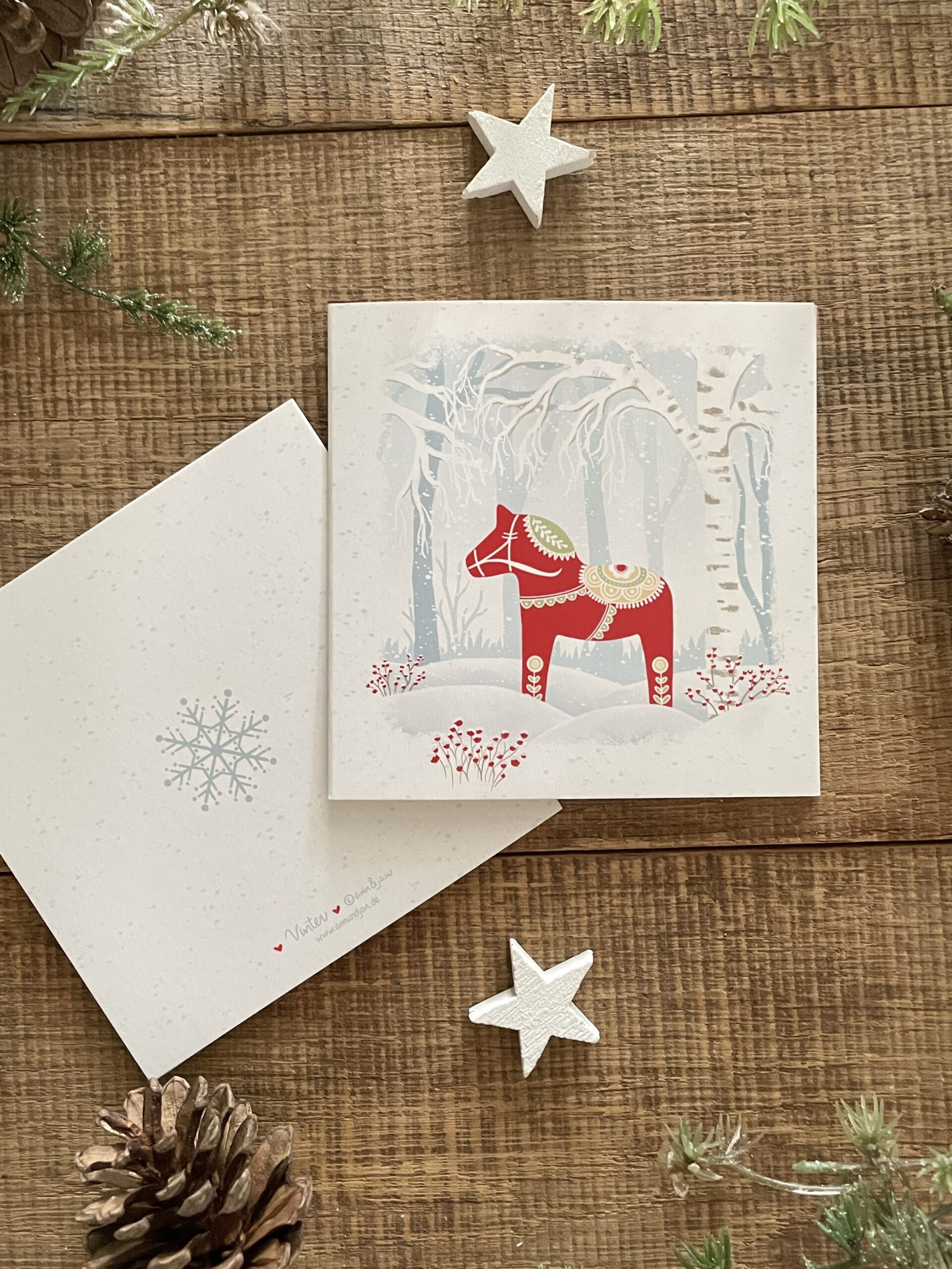 Handillustrierte quadratische Klappkarte Vinter rotes Dalapferd Schnee Winter von Ann und Jan