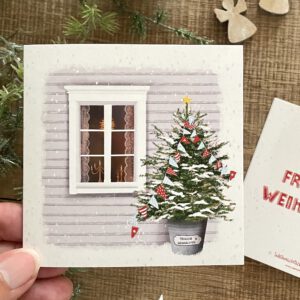 Handillustrierte quadratische Weihnachtsklappkarte Weihnachtsfenster Sprossenfenster Weihnachtsbaum Zinktopf von Ann und Jan