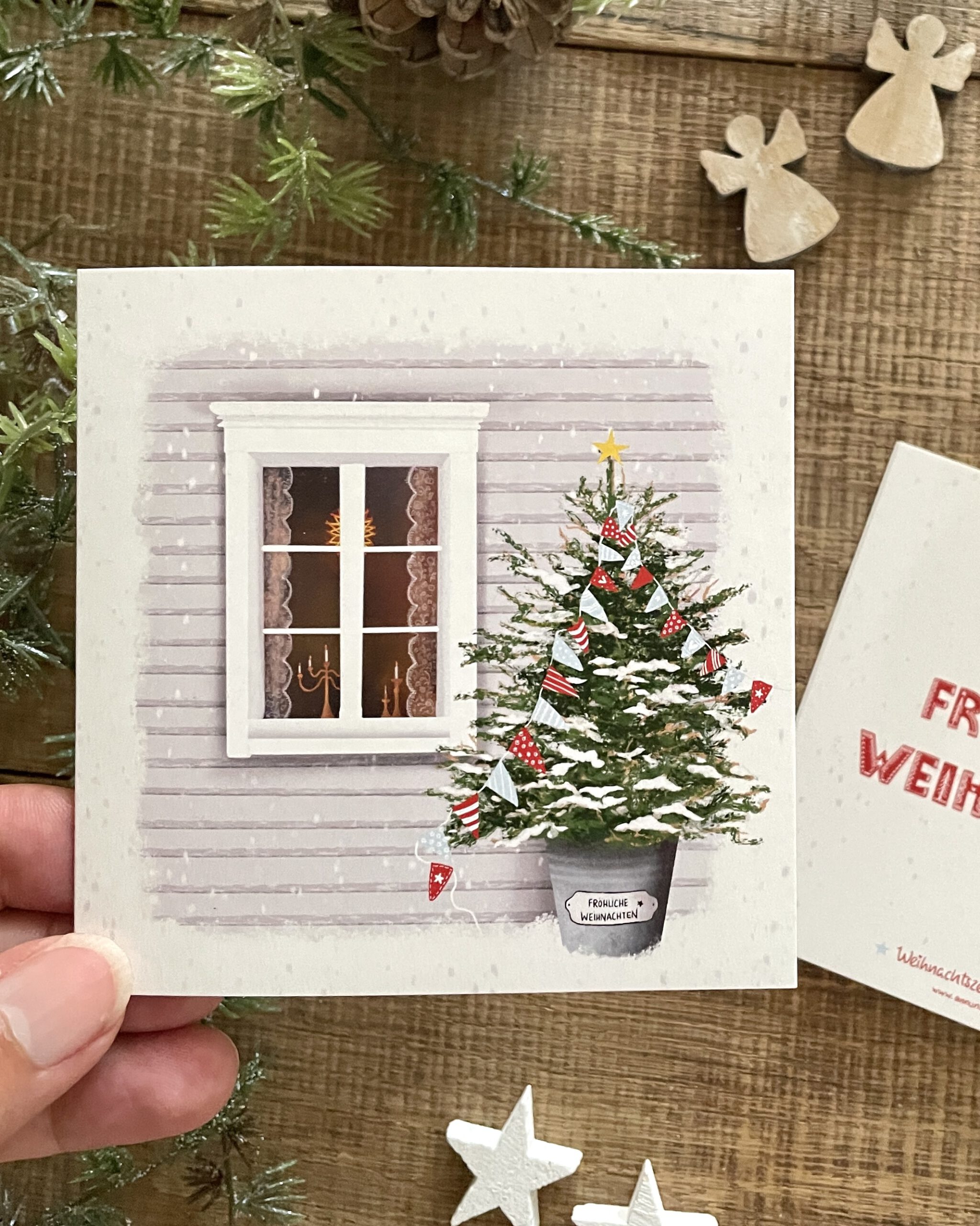 Handillustrierte quadratische Weihnachtsklappkarte Weihnachtsfenster Sprossenfenster Weihnachtsbaum Zinktopf von Ann und Jan