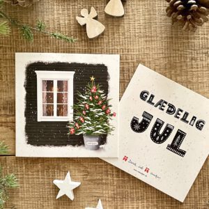 Handillustrierte quadratische Weihnachtsklappkarte Dansk Jul Weihnachtsbäumchen Zinktopf dänische Flaggen schwarzes Haus von Ann und Jan