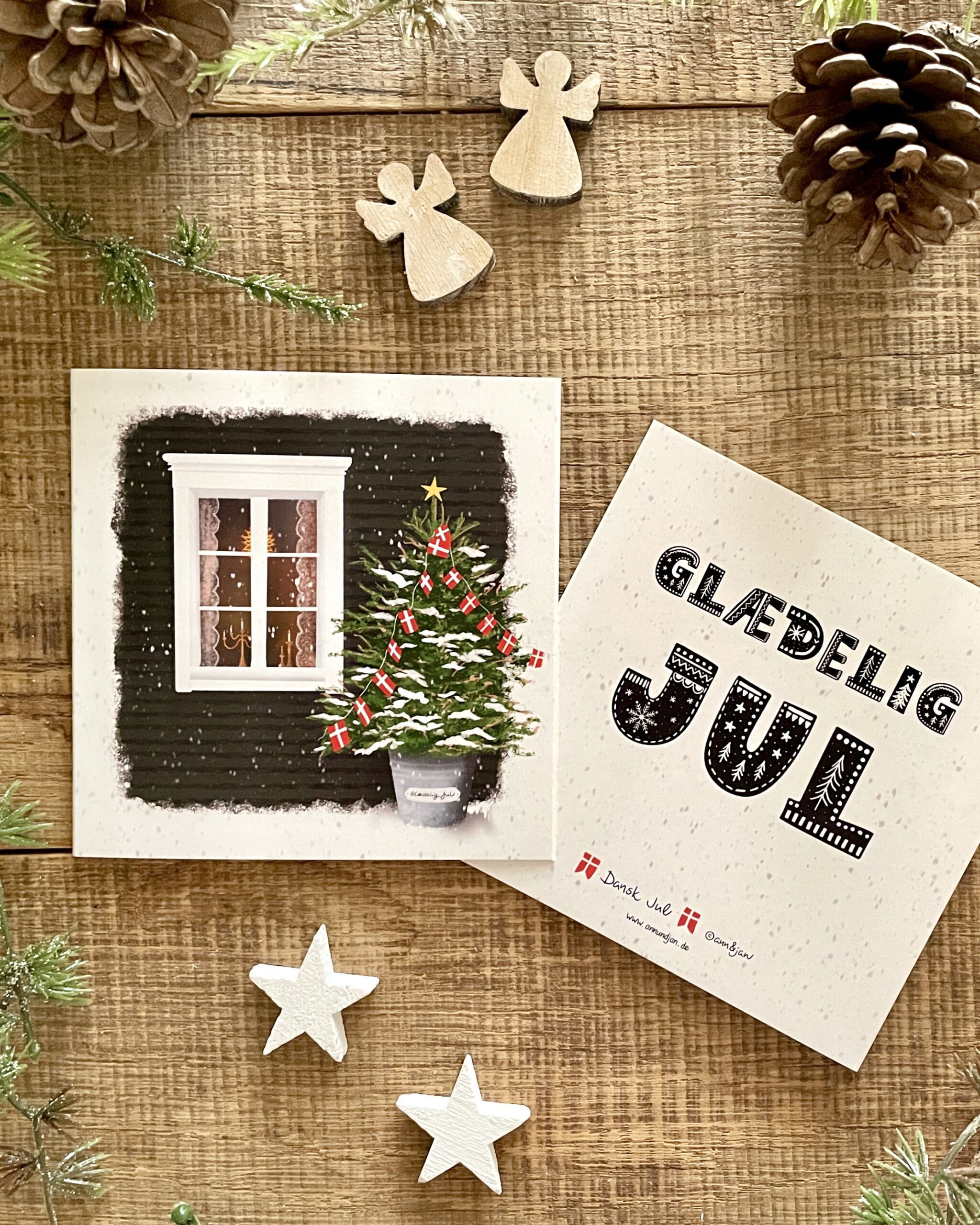 Handillustrierte quadratische Weihnachtsklappkarte Dansk Jul Weihnachtsbäumchen Zinktopf dänische Flaggen schwarzes Haus von Ann und Jan