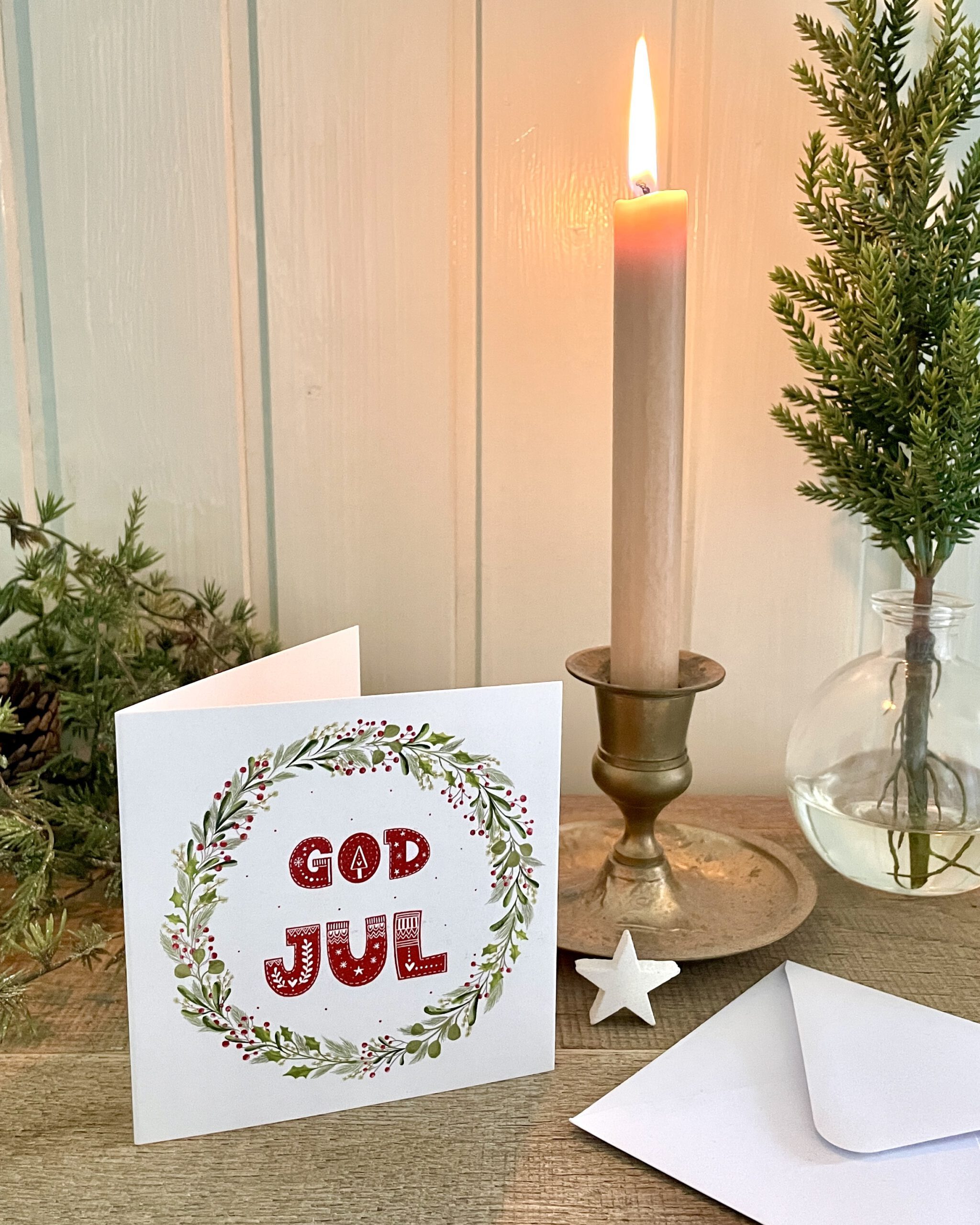 Klappkarte God Jul als Dekoration aufgestellt Handillustriert von Ann und Jan