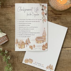 Handillustrierte große Postkarte Glücksmomente Dezember Lebkuchendorf Schnee Laternen Lärchenzweige von Ann und Jan