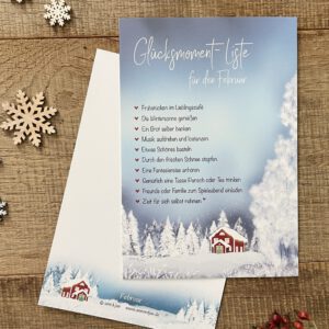 Handillustrierte große Postkarte Glücksmomente Februar Schwedenhaus tiefverschneit Bäume Winter von Ann und Jan