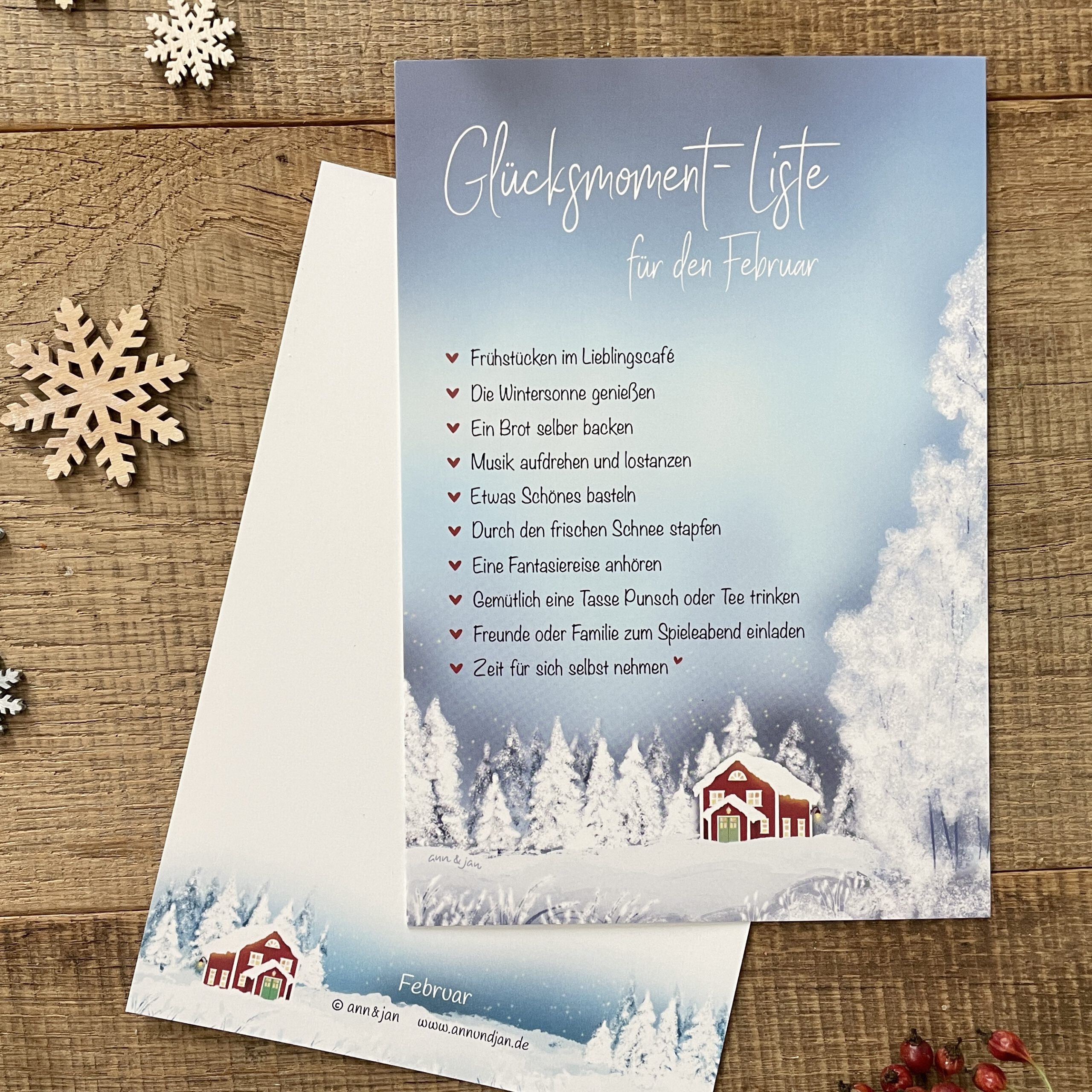 Handillustrierte große Postkarte Glücksmomente Februar Schwedenhaus tiefverschneit Bäume Winter von Ann und Jan