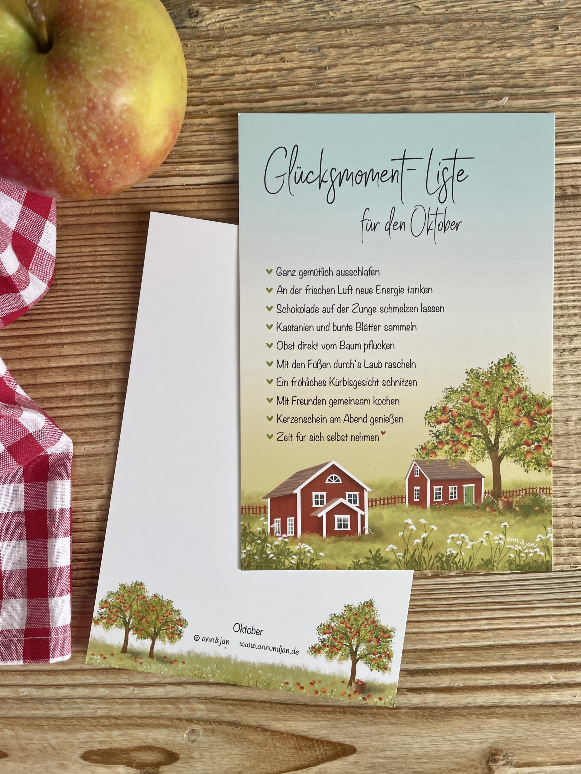 Handillustrierte große Postkarte Glücksmomente Oktober Schwedenhäuser Apfelbaum Herbstwiese von Ann und Jan