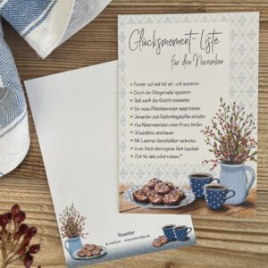 Handillustrierte große Postkarte Glücksmomente November Kanne Beerenzweige Kaffeetassen Zimtschnecken von Ann und Jan