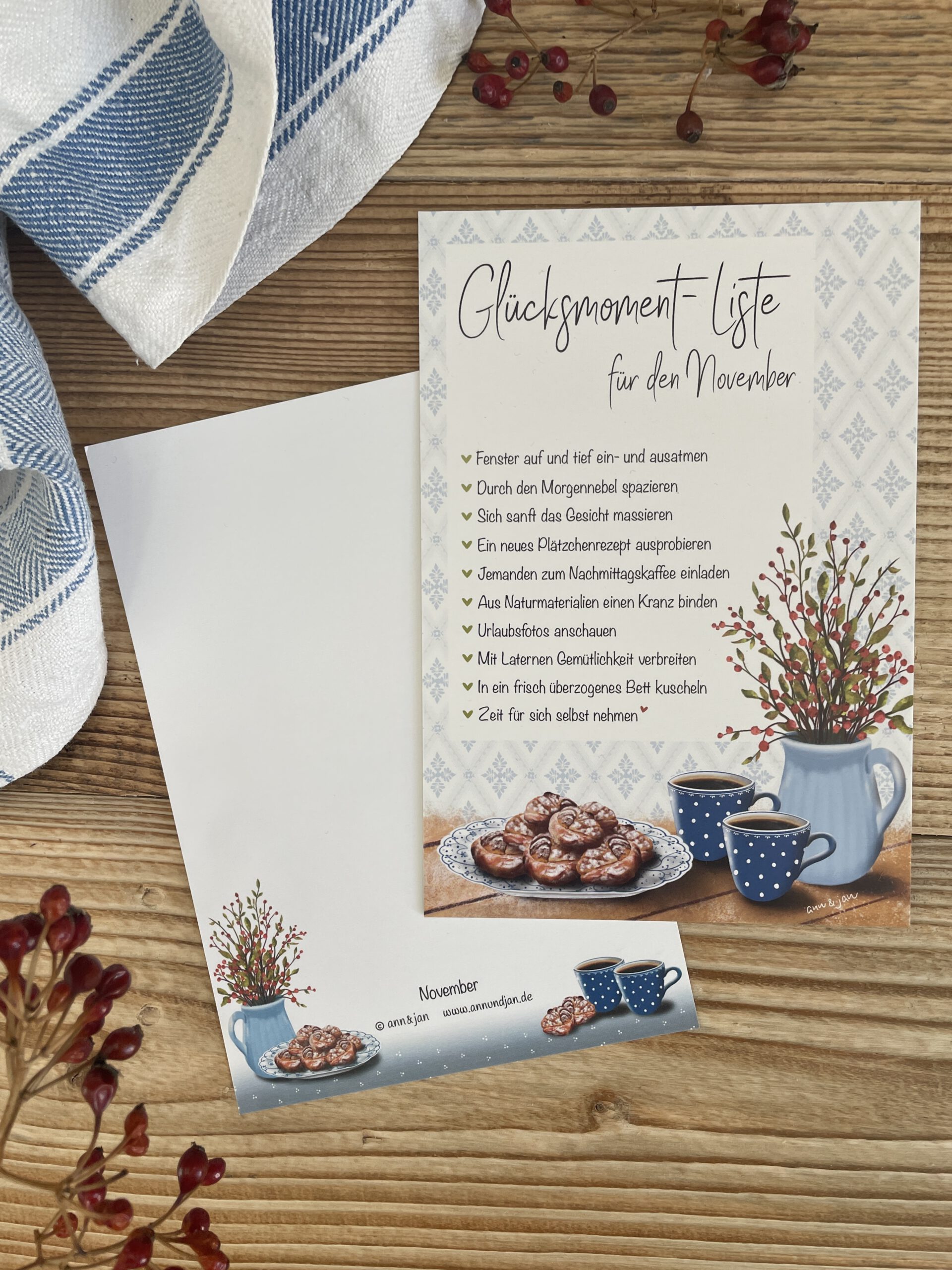 Handillustrierte große Postkarte Glücksmomente November Kanne Beerenzweige Kaffeetassen Zimtschnecken von Ann und Jan