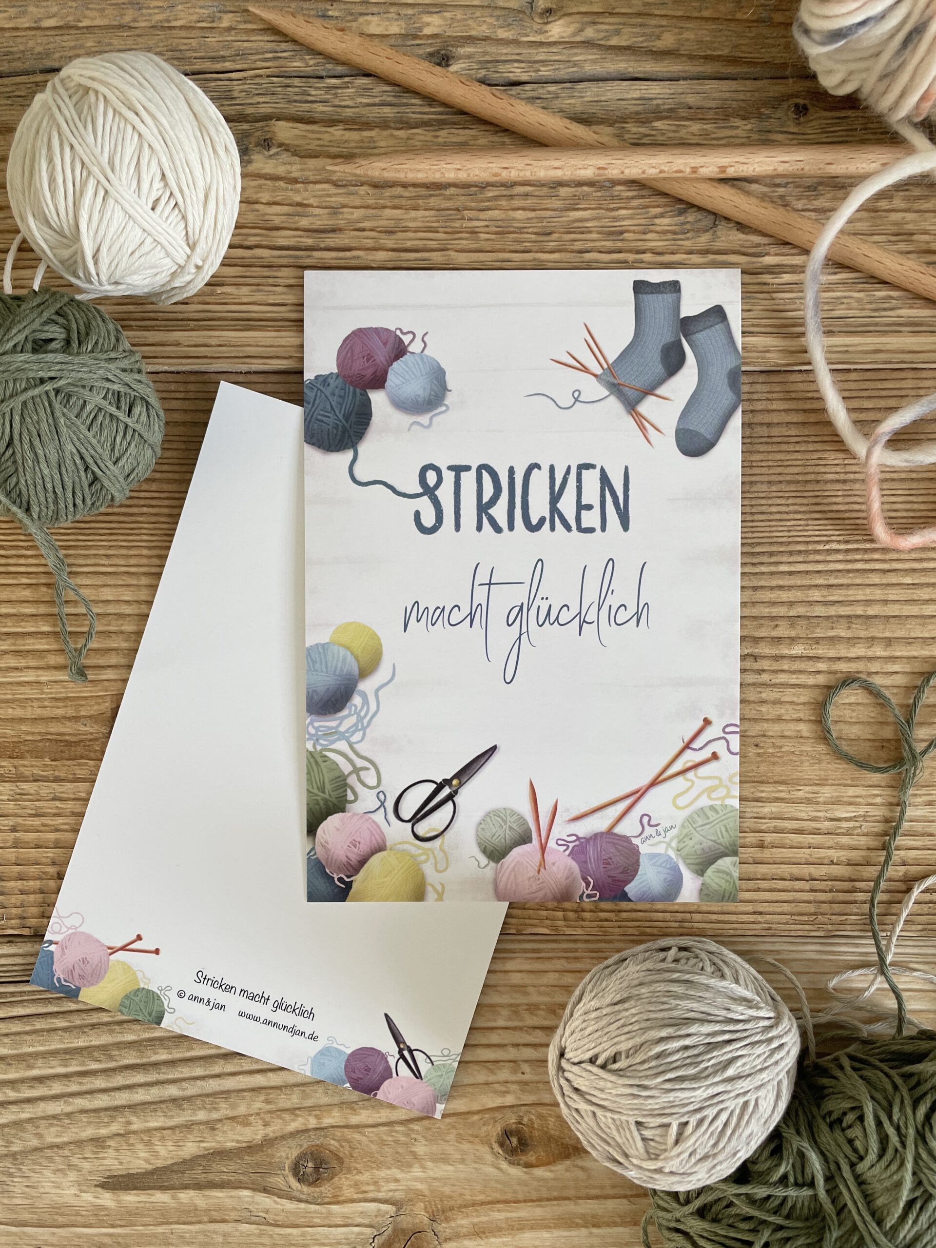 Handillustrierte große Postkarte Stricken macht glücklich Wolle Stricknadeln selbstgemachte Socken von Ann und Jan