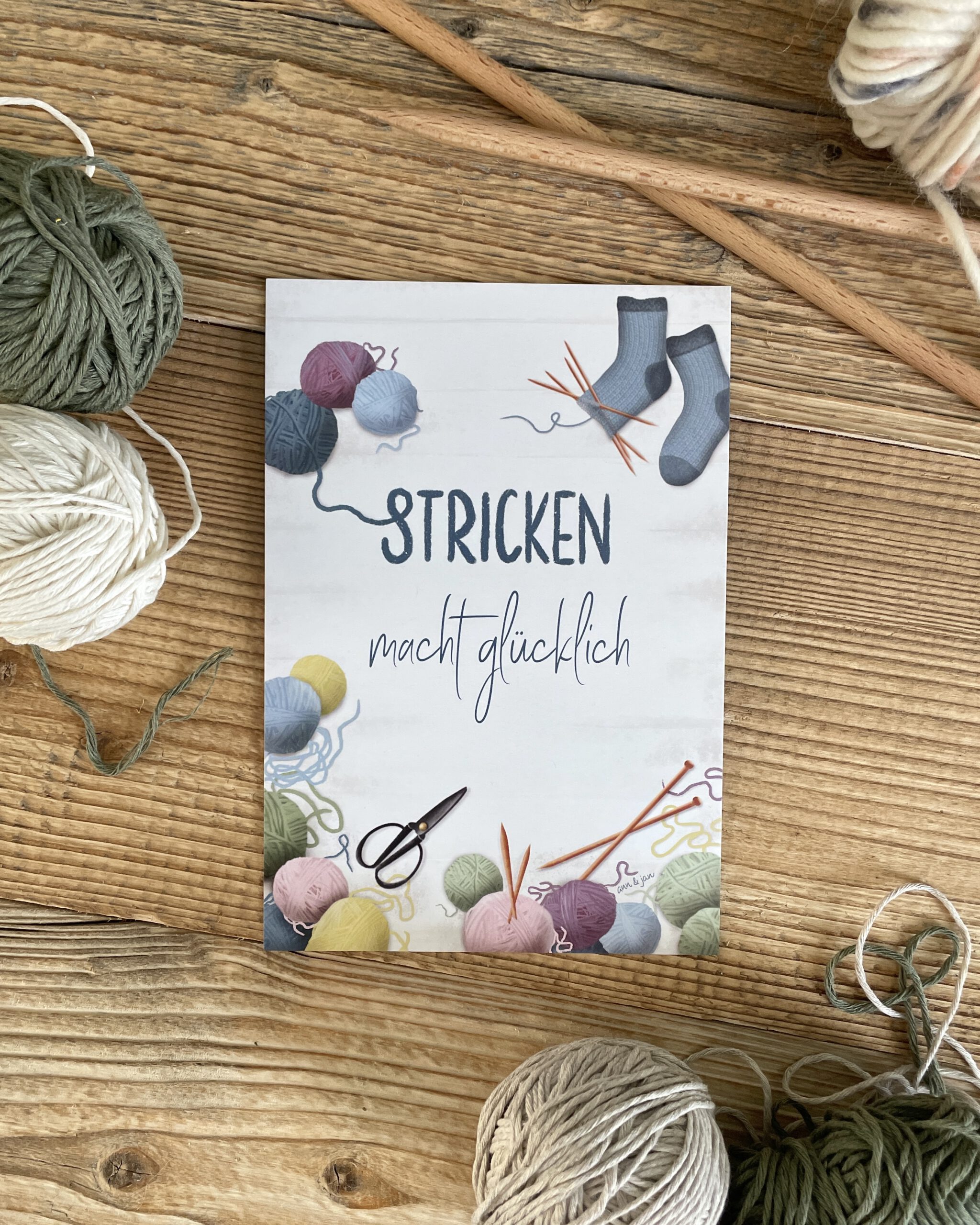 Postkarte Stricken macht glücklich Detailansicht Wolle Stricknadeln Socken handillustriert Ann und Jan