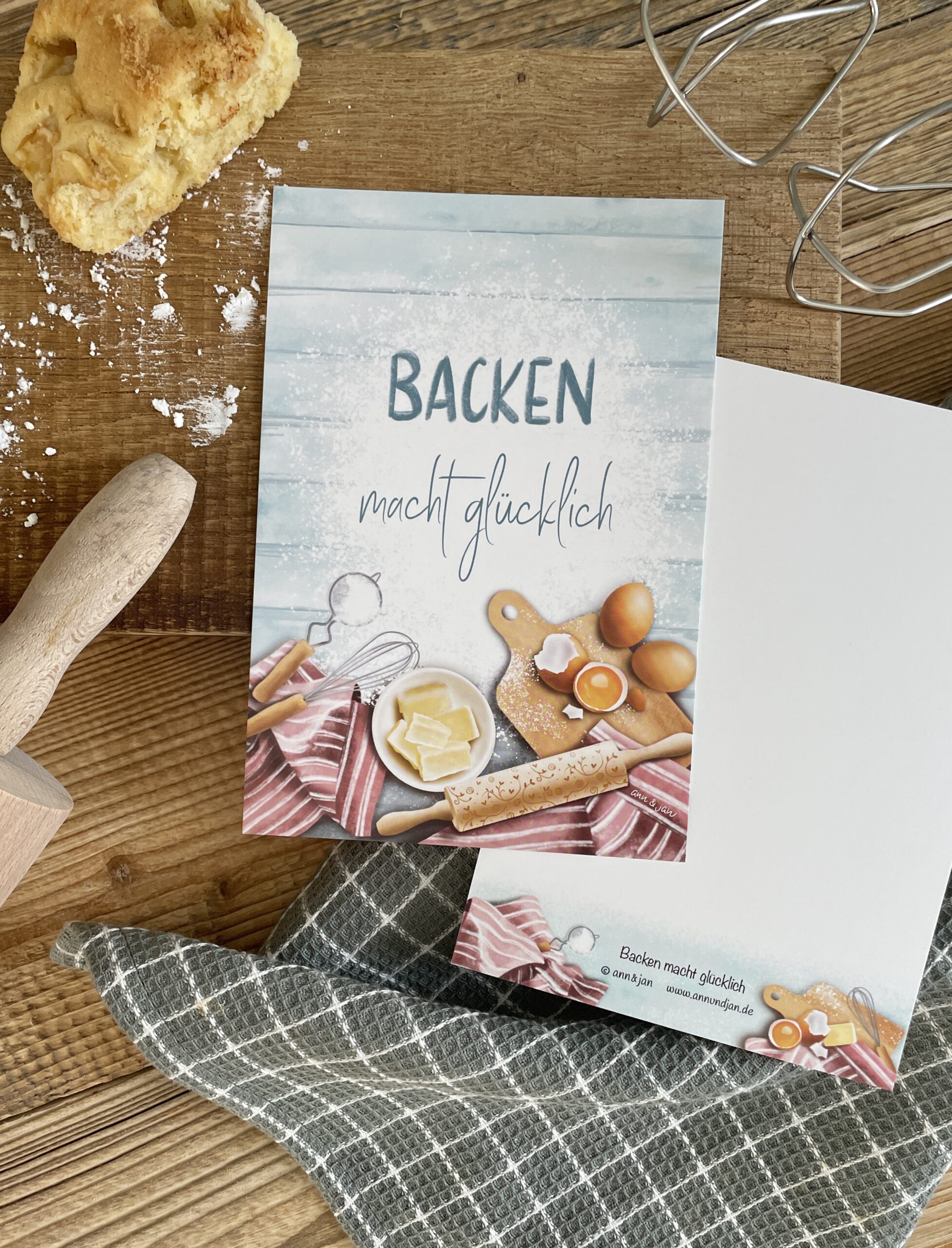 Handillustrierte große Postkarte Backen macht glücklich Backszene Mehl Eier Teigrolle Rührbesen von Ann und Jan