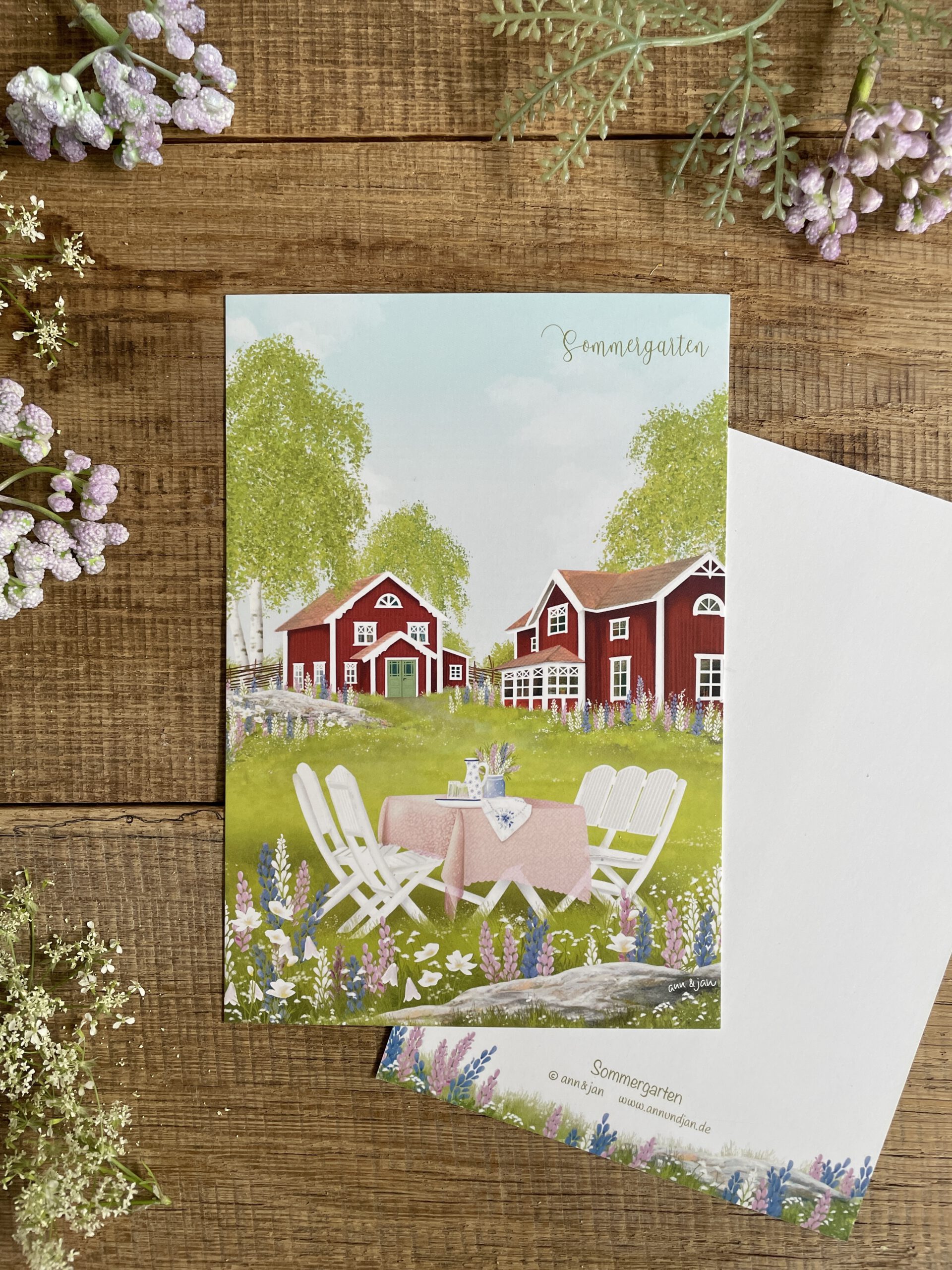 Handillustrierte große Postkarte Sommergarten skandinavische Gartenszene Schwedenhäuser Birken Gartentisch von Ann und Jan