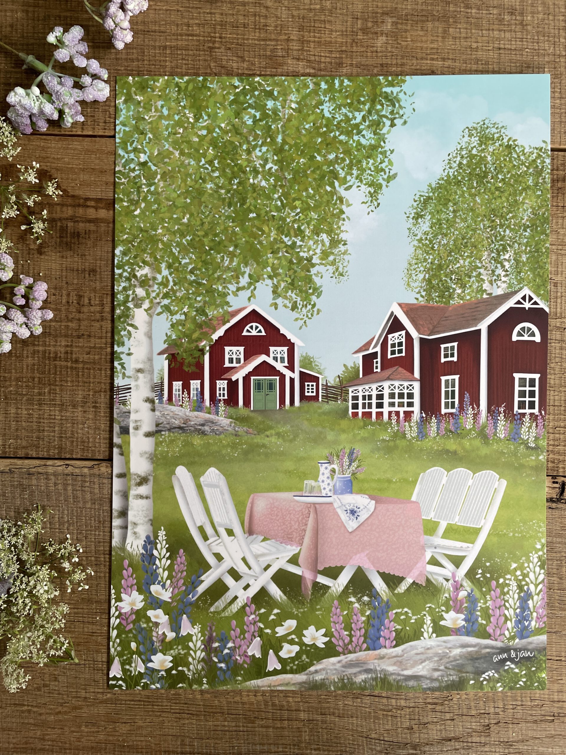 Handillustrierter Kunstdruck Sommergarten skandinavische Gartenszene Schwedenhäuser Birken Gartentisch von Ann und Jan DIN A4