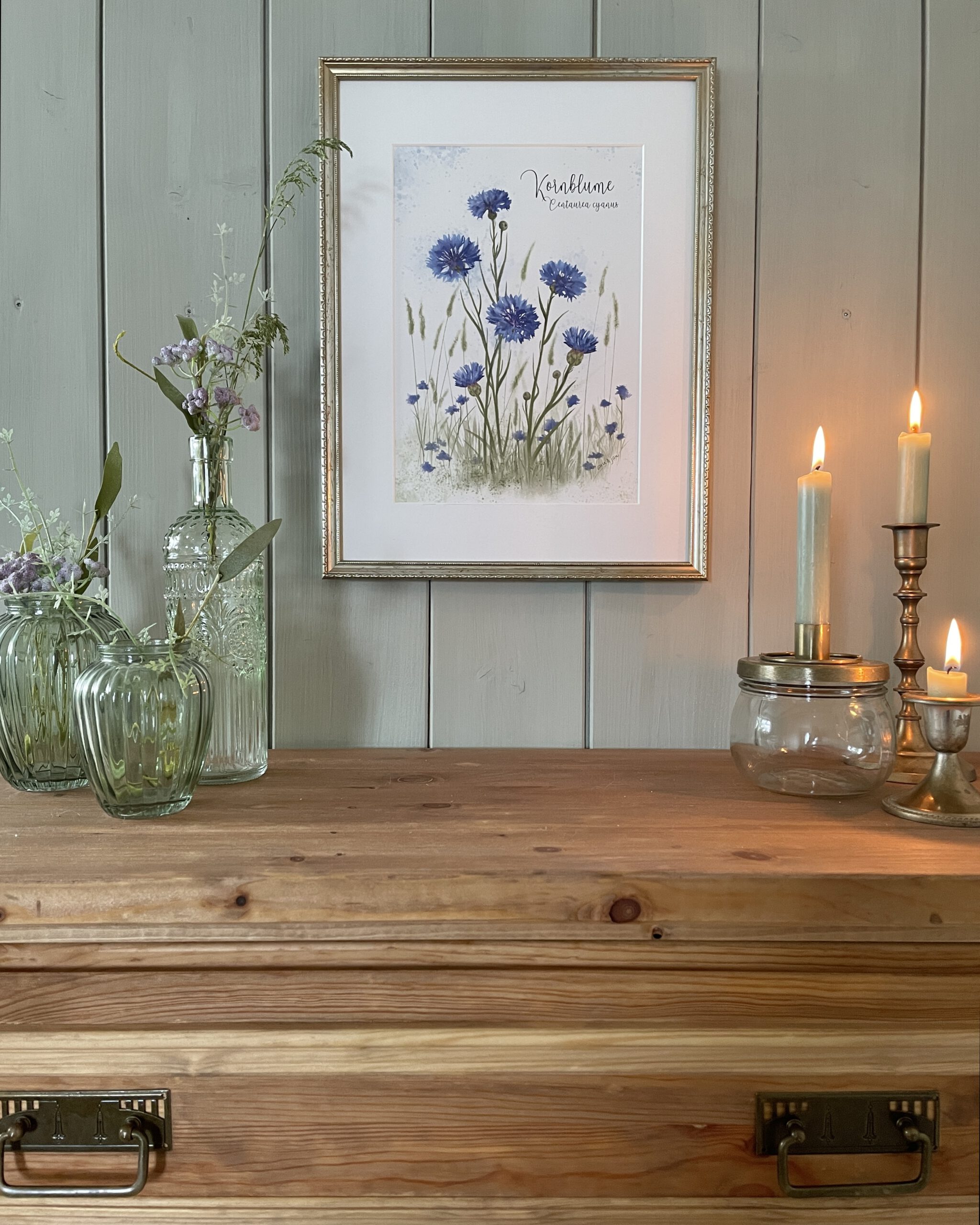Kunstdruck Kornblume DIN A4 in einem Bilderrahmen aufgehängt Ann und Jan