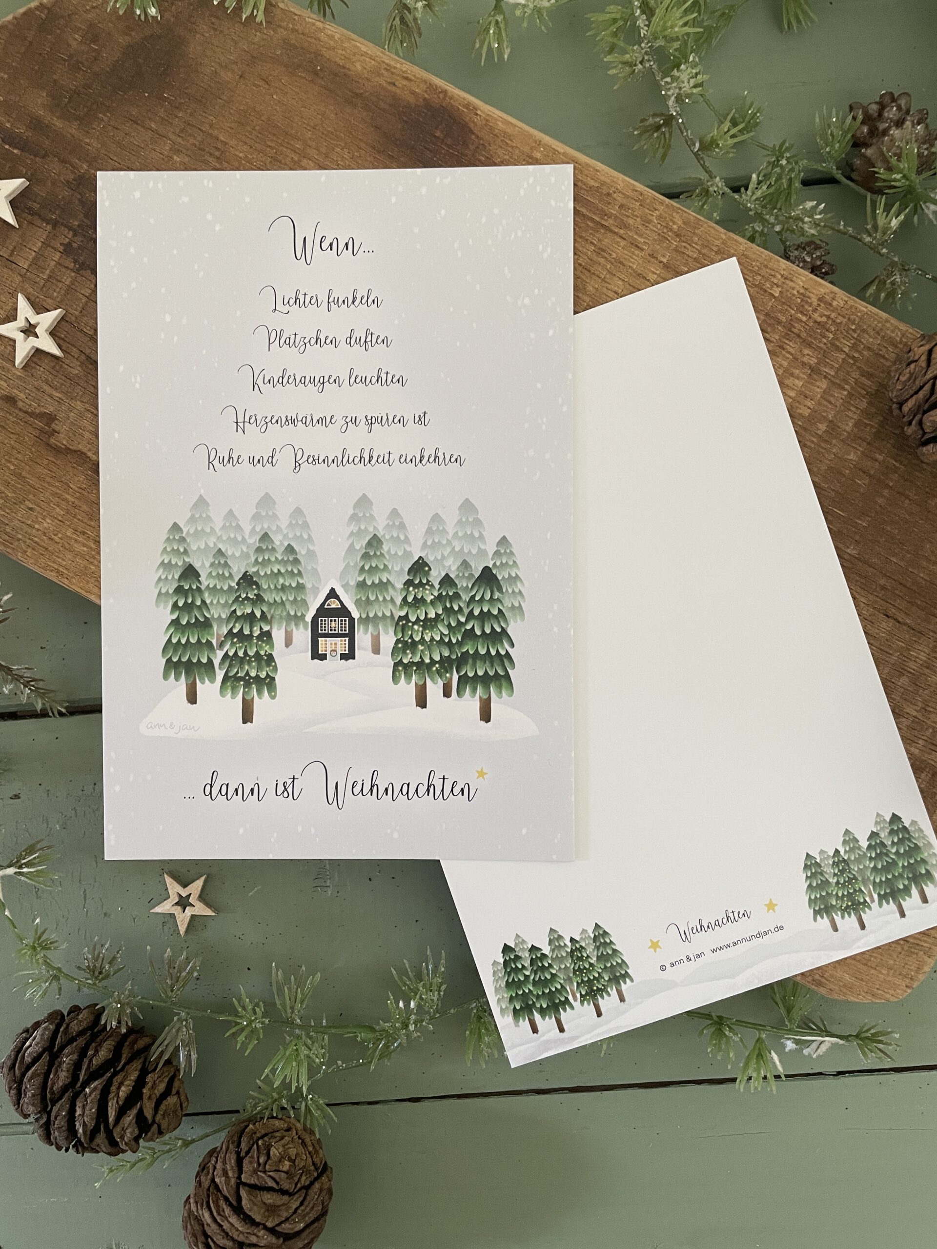 Handillustrierte große Weihnachtskarte dann ist Weihnachten hell erleuchtetes Holzhaus Winterwald von Ann und Jan