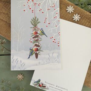 Handillustrierte große Postkarte Gefiederte Wintergäste Blaumeisen Futtergirlande Tannenzapfen Winterlandschaft von Ann und Jan