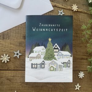 Handillustrierte Weihnachtsklappkarte Zauberhafte Weihnachtszeit skandinavisches Dorf Weihnachtsbaum von Ann und Jan Kuvert weiß
