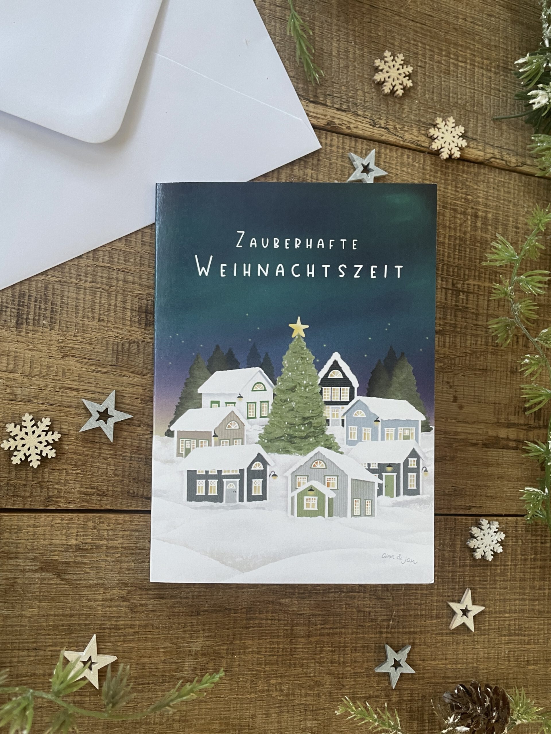 Handillustrierte Weihnachtsklappkarte Zauberhafte Weihnachtszeit skandinavisches Dorf Weihnachtsbaum von Ann und Jan Kuvert weiß