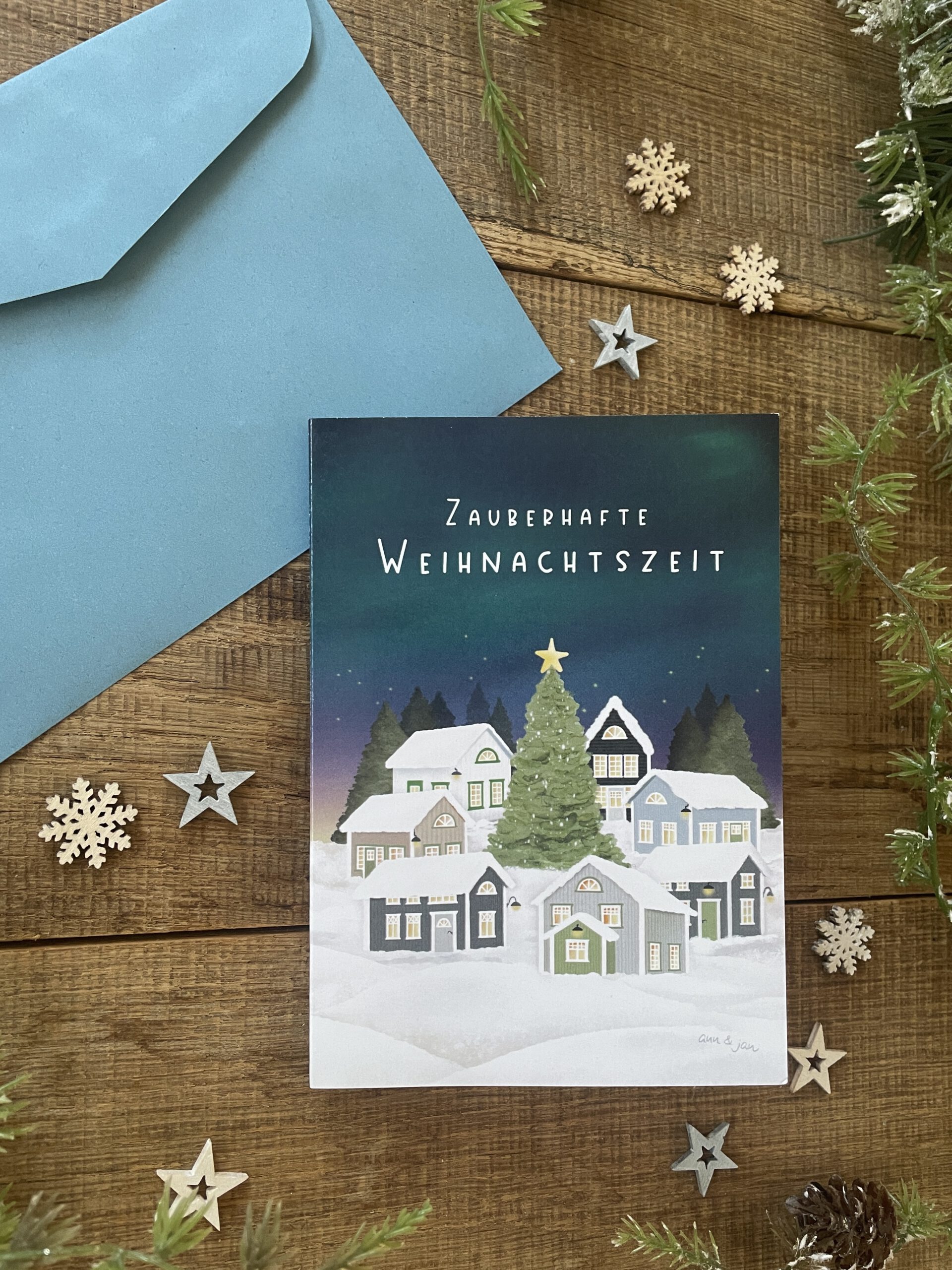 Handillustrierte Weihnachtsklappkarte Zauberhafte Weihnachtszeit skandinavisches Dorf von Ann und Jan Kuvert Recyclingpapier Blau