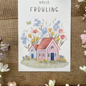 Handillustrierte große Postkarte Hallo Frühling bunte Holzhäuser Vergissmeinnicht Krokusse Tulpen Schmetterling von Ann und Jan