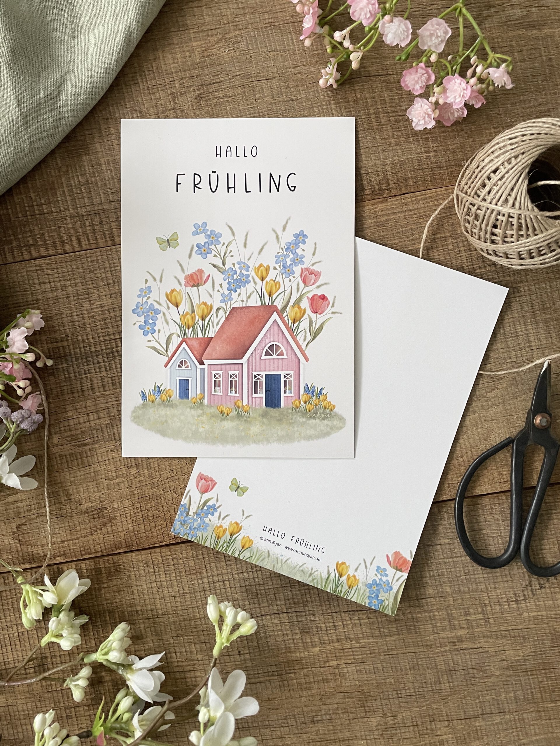Postkarte Hallo Frühling Detailansicht Frühlingsblumen Holzhäuser handillustriert Jahreszeiten-Serie Ann und Jan