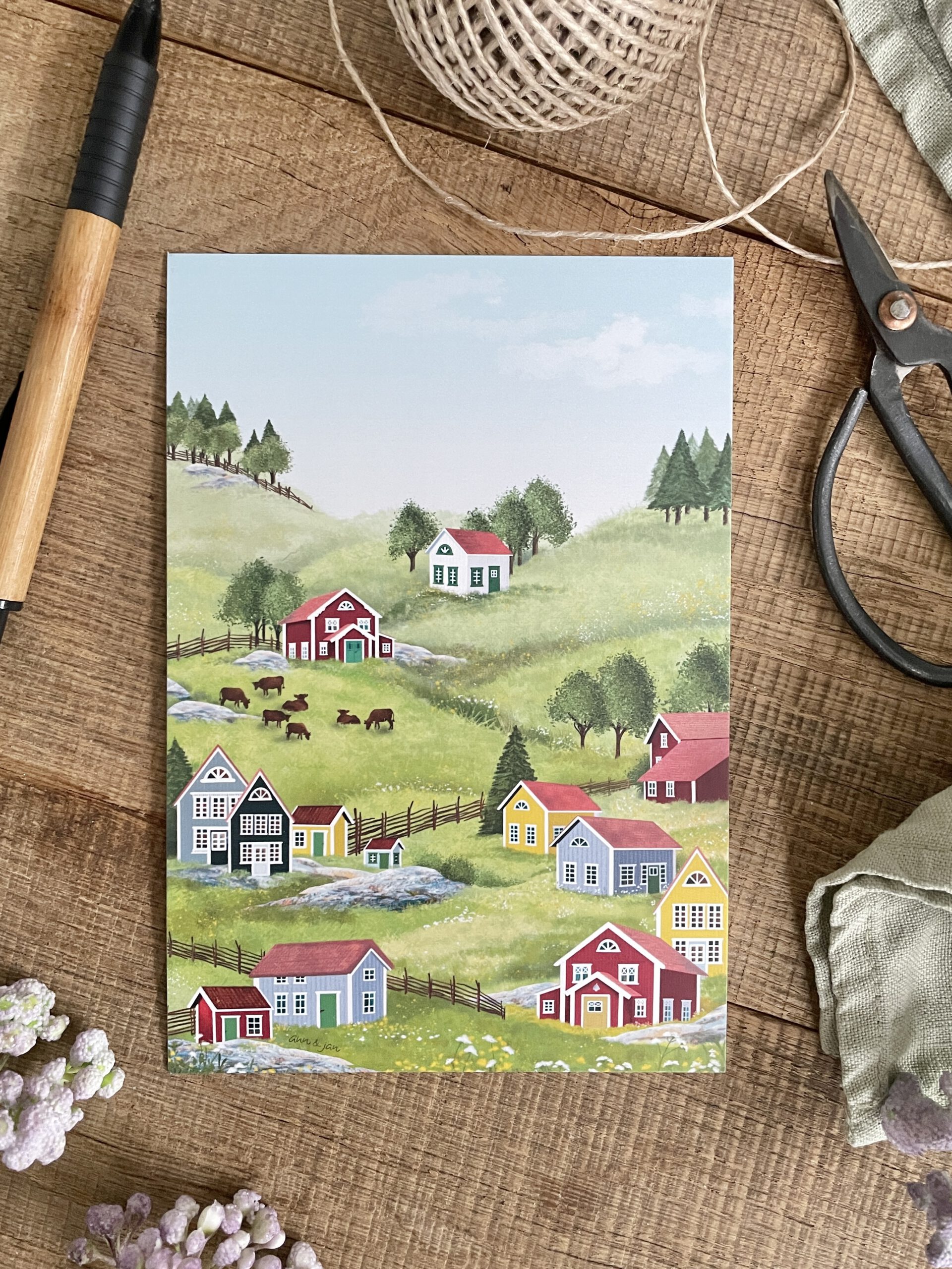 Handillustrierte große Postkarte Landleben skandinavische Hügellandschaft Holzhäuser Wiesen Weiden von Ann und Jan