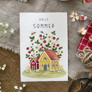 Handillustrierte große Postkarte Hallo Sommer bunte Holzhäuser Erdbeeren Erdbeerranken von Ann und Jan