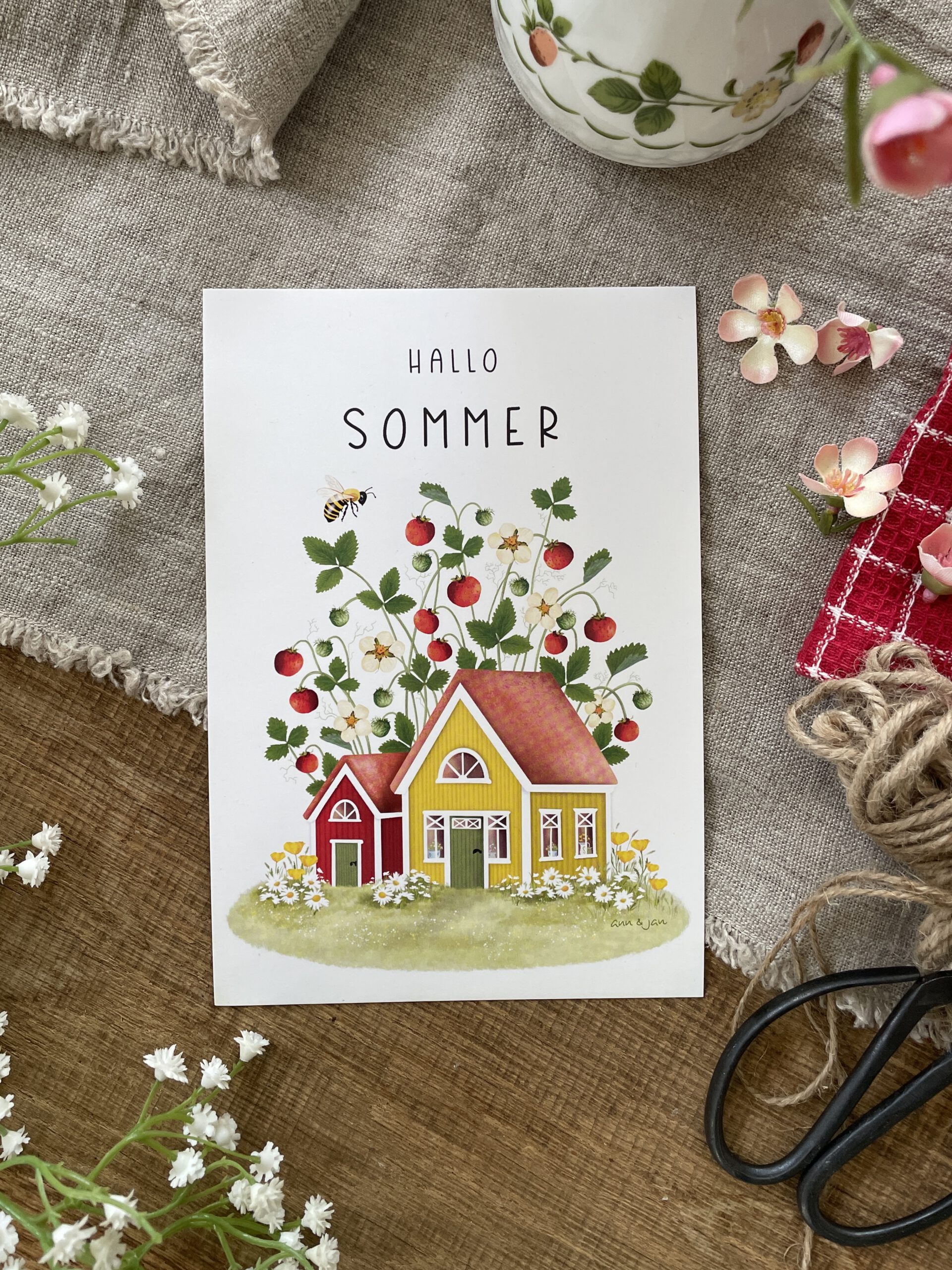 Handillustrierte große Postkarte Hallo Sommer bunte Holzhäuser Erdbeeren Erdbeerranken von Ann und Jan