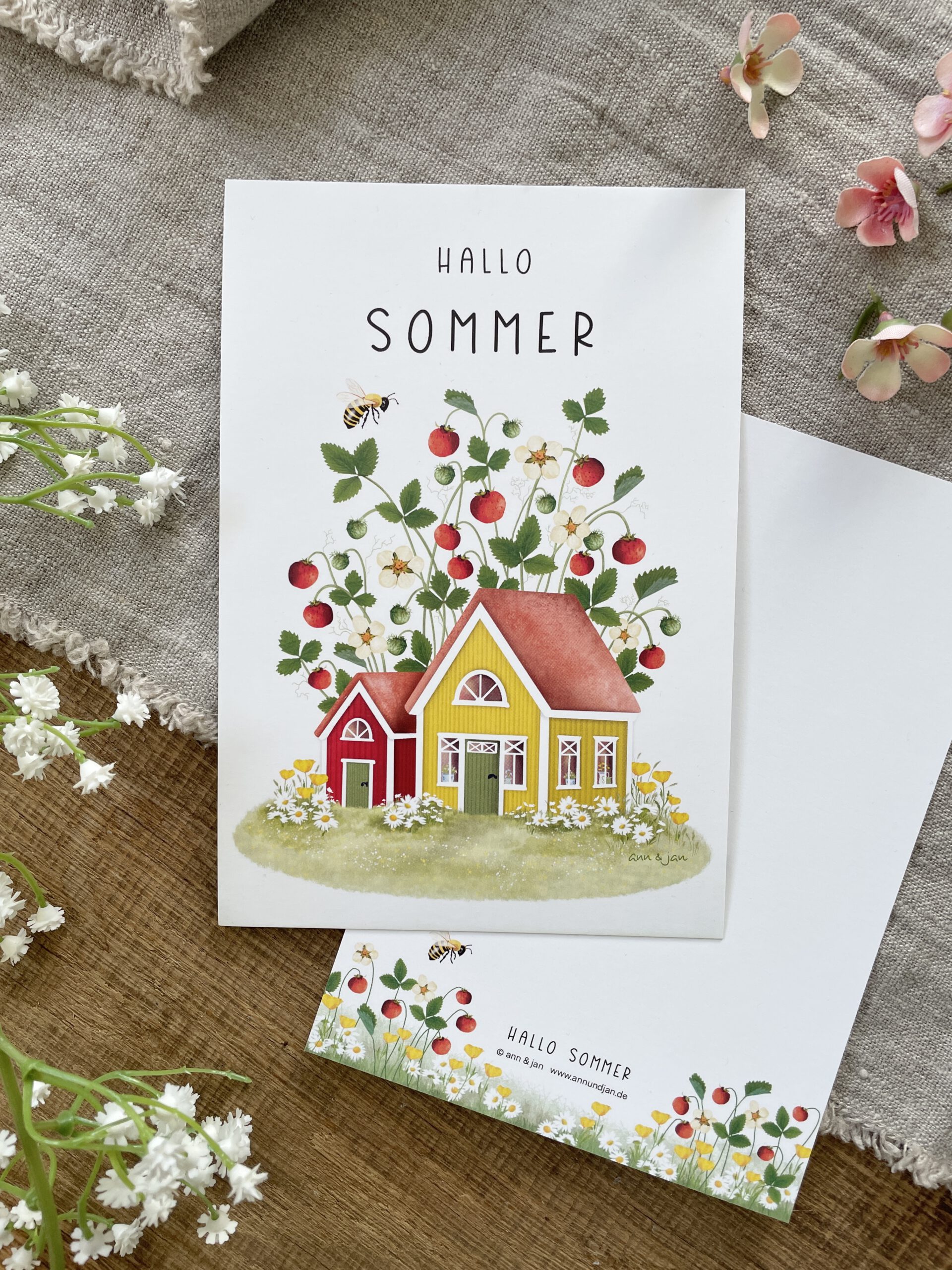 Postkarte Hallo Sommer Detailansicht Holzhäuser Erdbeeren handillustriert Jahreszeiten-Serie Ann und Jan