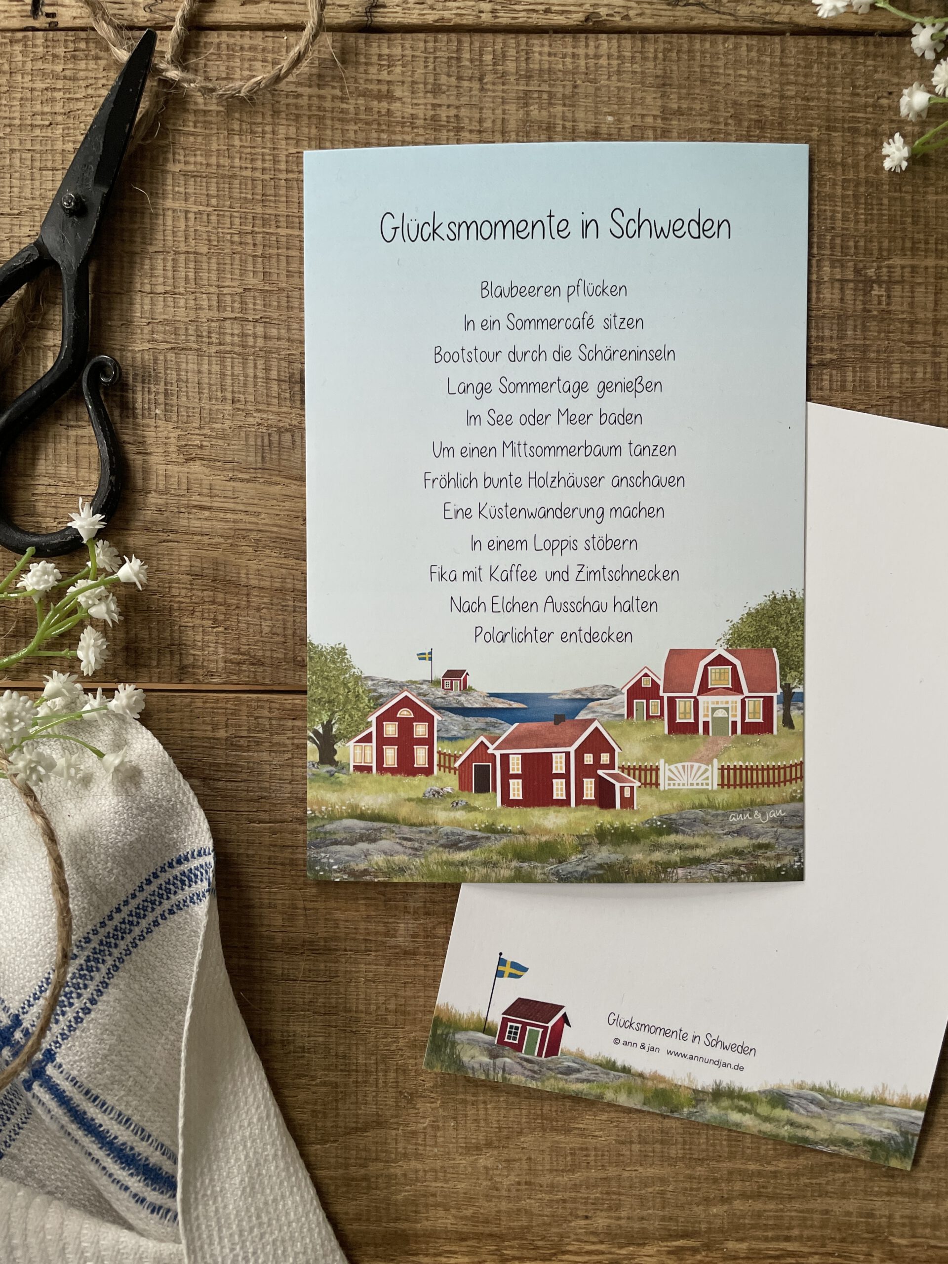 Handillustrierte große Postkarte Glücksmomente in Schweden rote Schwedenhäuser Meer Wiesen Felsen von Ann und Jan