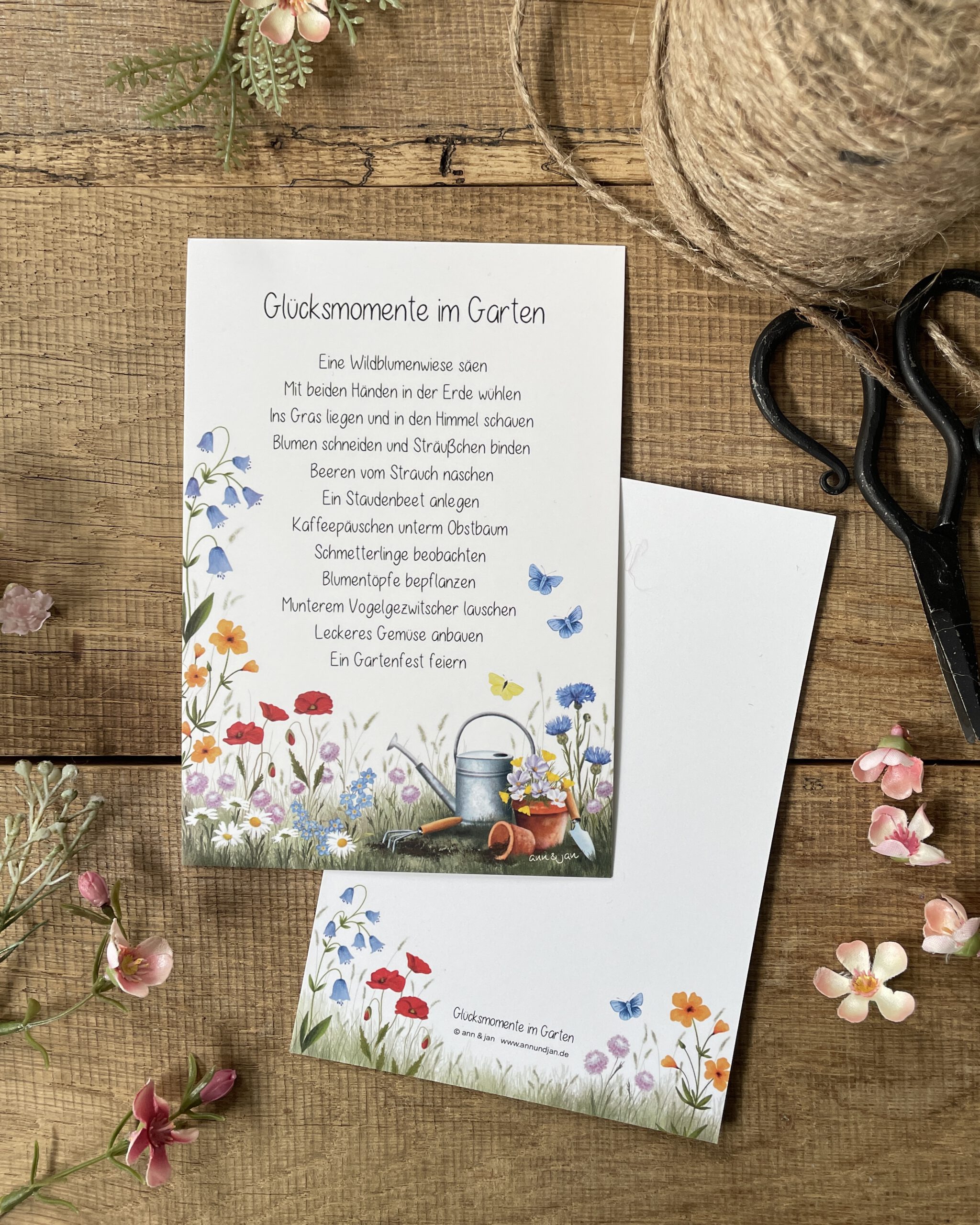 Handillustrierte große Postkarte Glücksmomente im Garten Blumenwiese Gießkanne Schmetterlinge von Ann und Jan