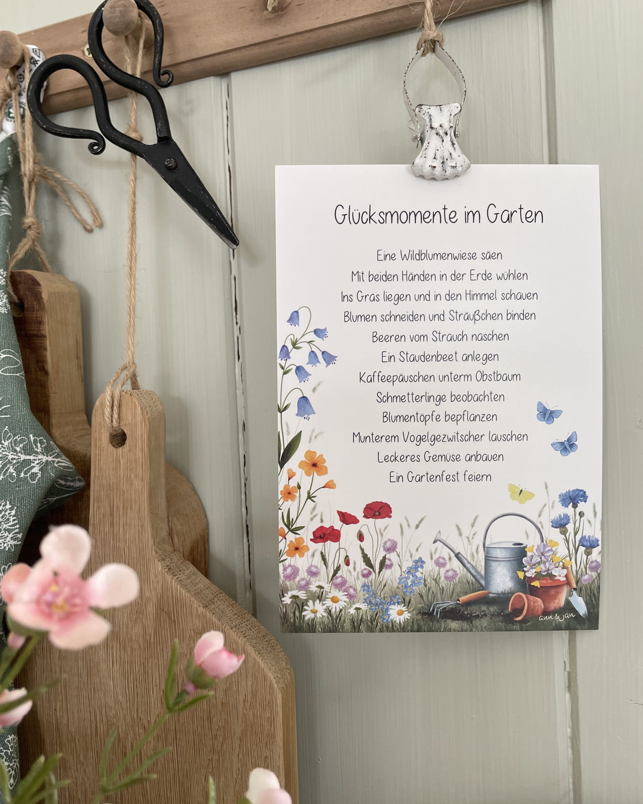 Postkarte Glücksmomente im Garten Wanddeko Liste Gartenmomente Blumentöpfe handillustriert Ann und Jan