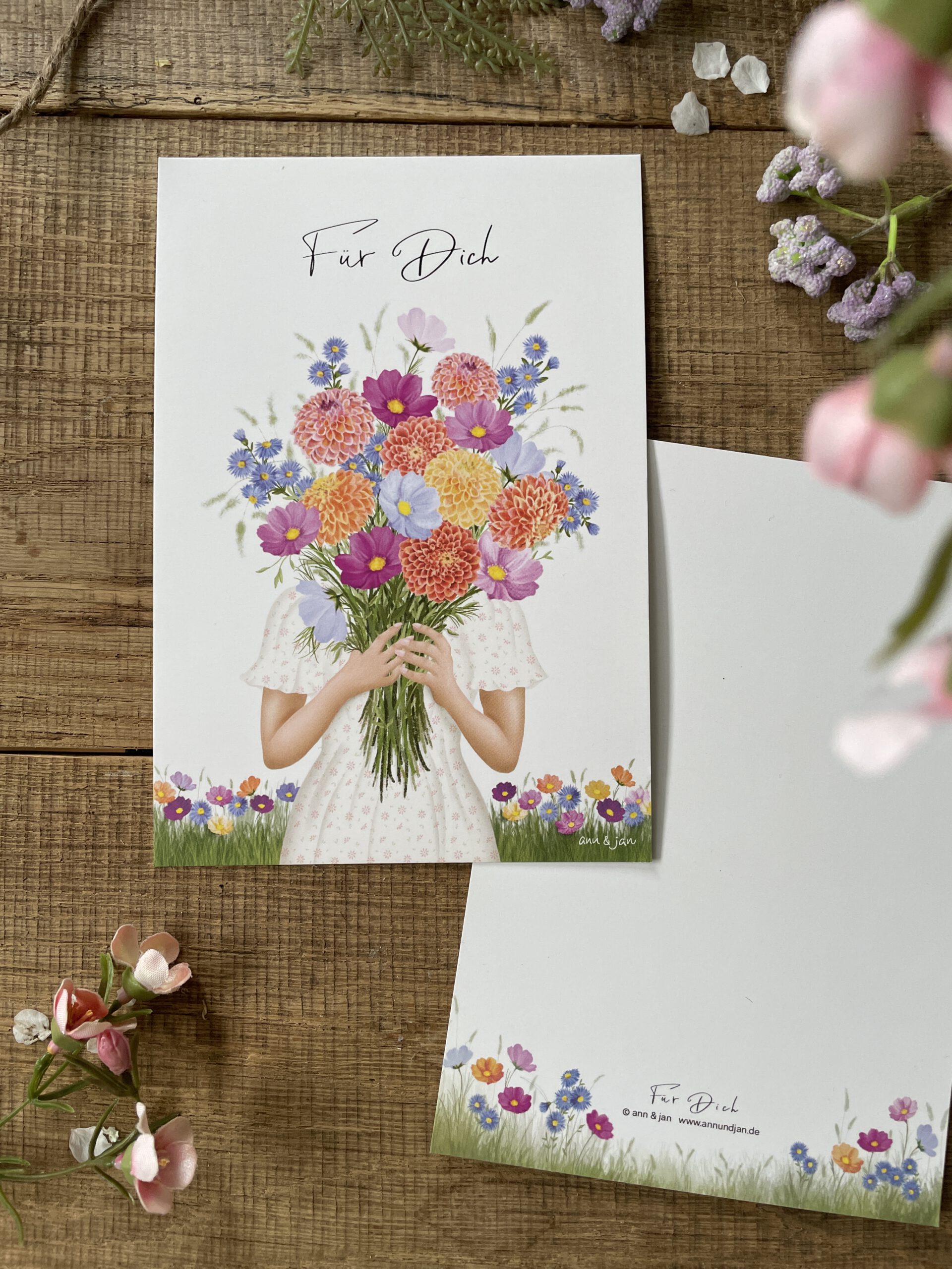 Handillustrierte große Postkarte Für dich Frau mit Blumenstrauß Dahlien Astern Cosmea von Ann und Jan